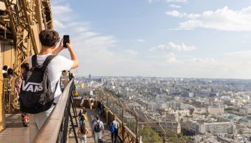 Torre Eiffel: por qué casi fue demolida, cómo la pintan, cuánto factura y más curiosidades del monumento más visitado del mundo