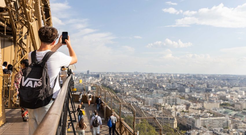 Torre Eiffel: por qué casi fue demolida, cómo la pintan, cuánto factura y más curiosidades del monumento más visitado del mundo