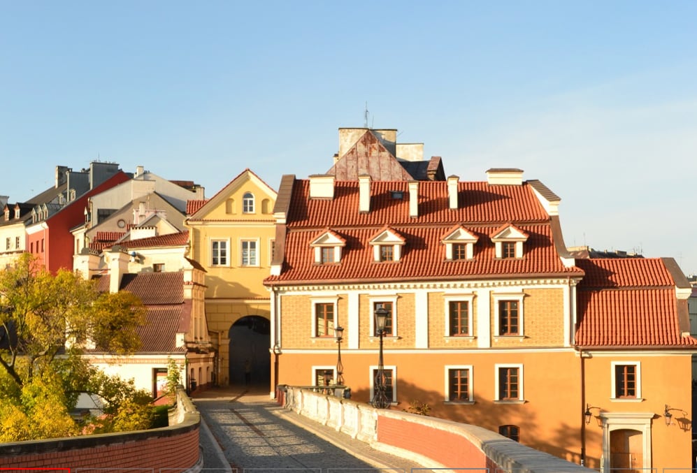 La ruta del recuerdo atraviesa la emblemática Puerta de Grodzka, un paso a la Ciudad Judía, una suerte de frontera que separaba dos mundos que lleva al Castillo de Lublin al antiguo barrio judío de la ciudad.