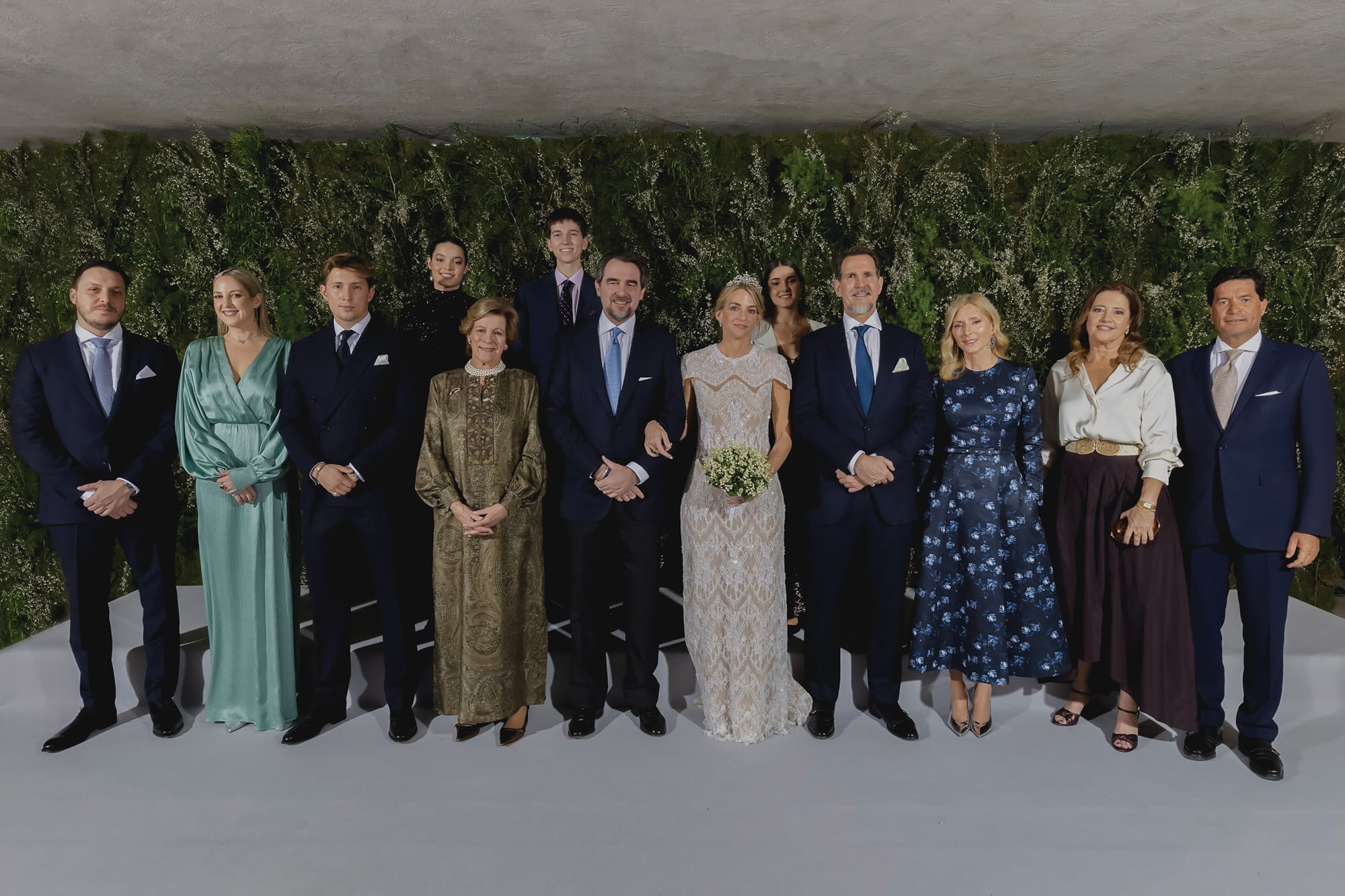 La familia real de Grecia rodea a los novios. La princesa Teodora y su marido, Matthew Kummar, la reina Ana María, el príncipe Pablo con su mujer, Marie Chantal, y sus hijos Constantino y Arístides; y la princesa Alexia con su marido, Carlos Morales Quintana, y sus hijas Amelia y Ana María. 