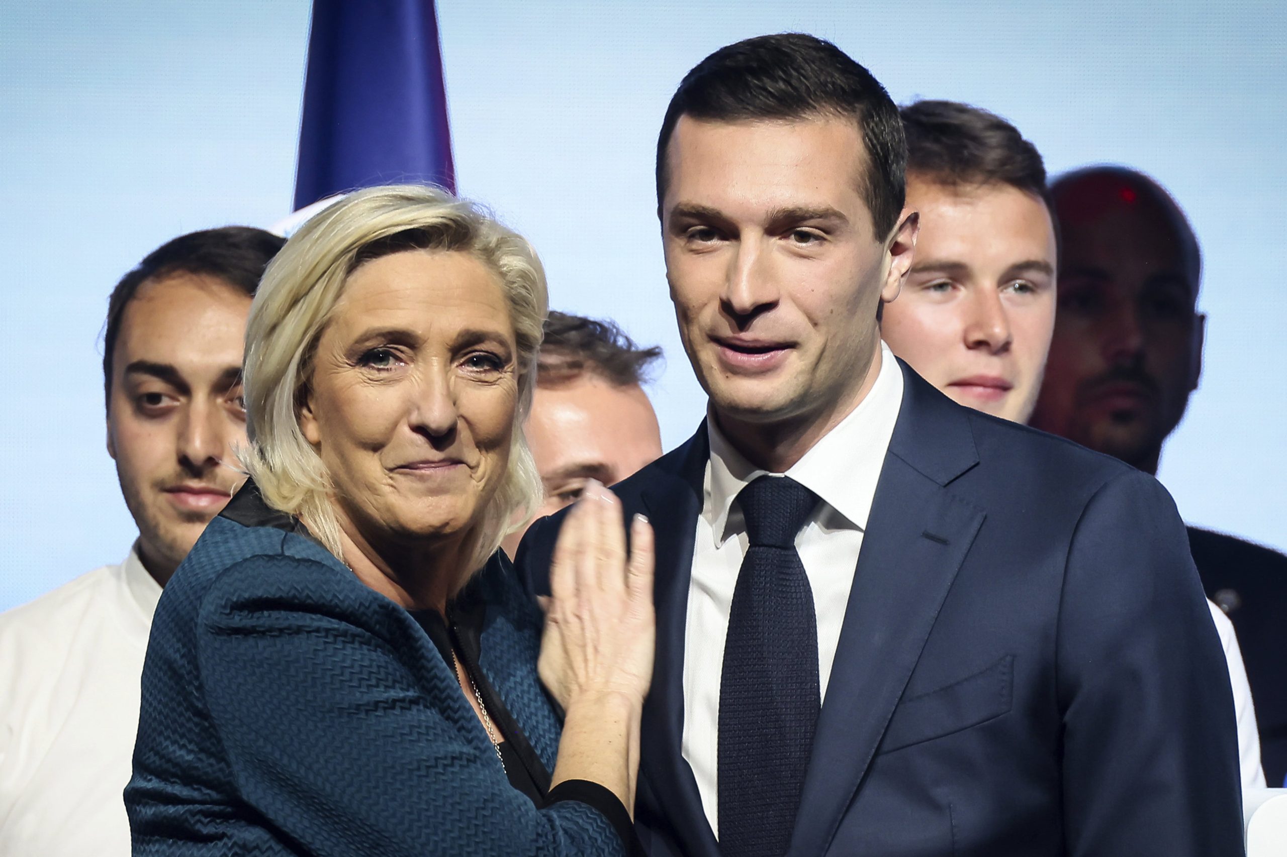 Líder del Agrupación Nacional de extrema derecha francesa Marine Le Pen, izquierda, y candidato principal del partido para las próximas elecciones europeas, Jordan Bardella, durante una reunión política el 2 de junio de 2024 en París.