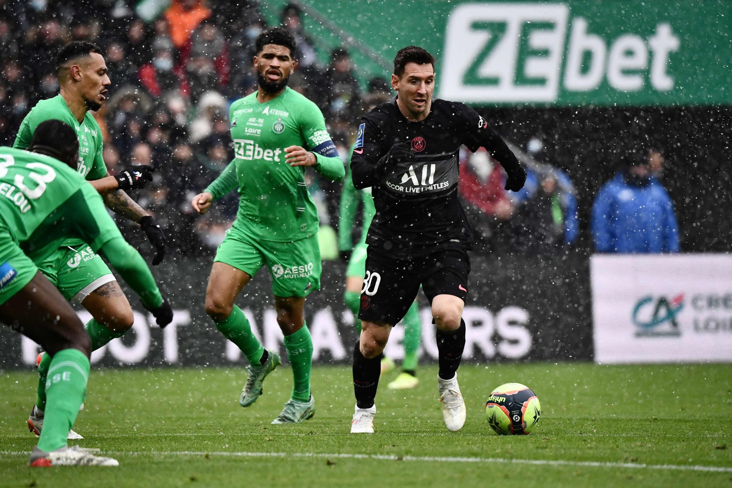 En noviembre de 2021, Messi jugó para el PSG bajo la lluvia de  Saint-Etienne