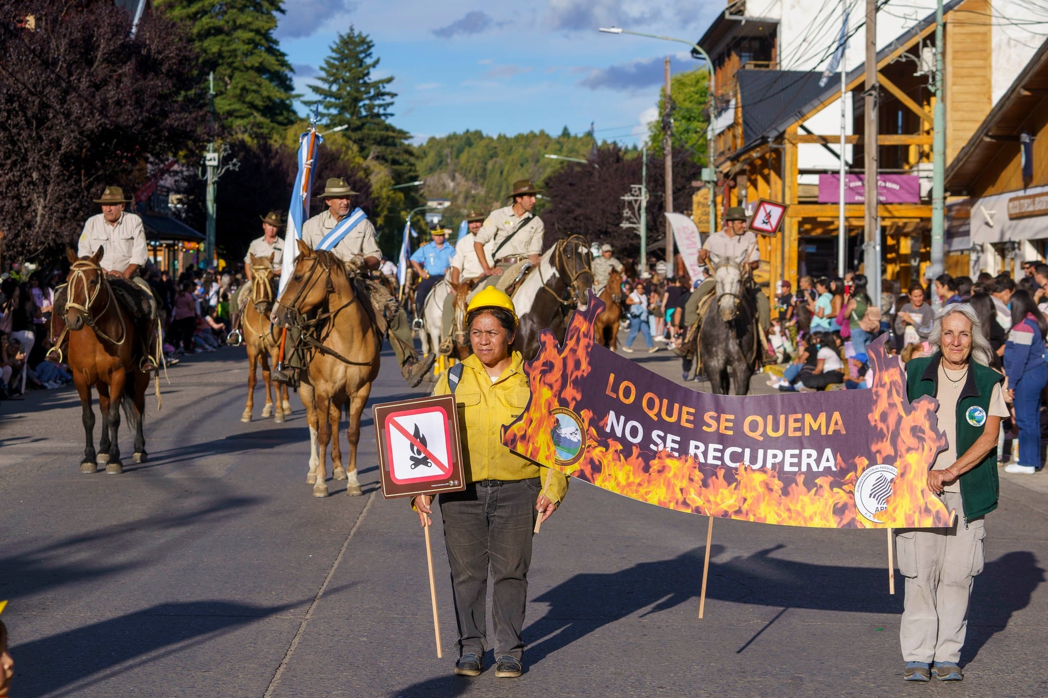 Desfile para concientizar sobre los incendios en el Parque Nacional Lanín