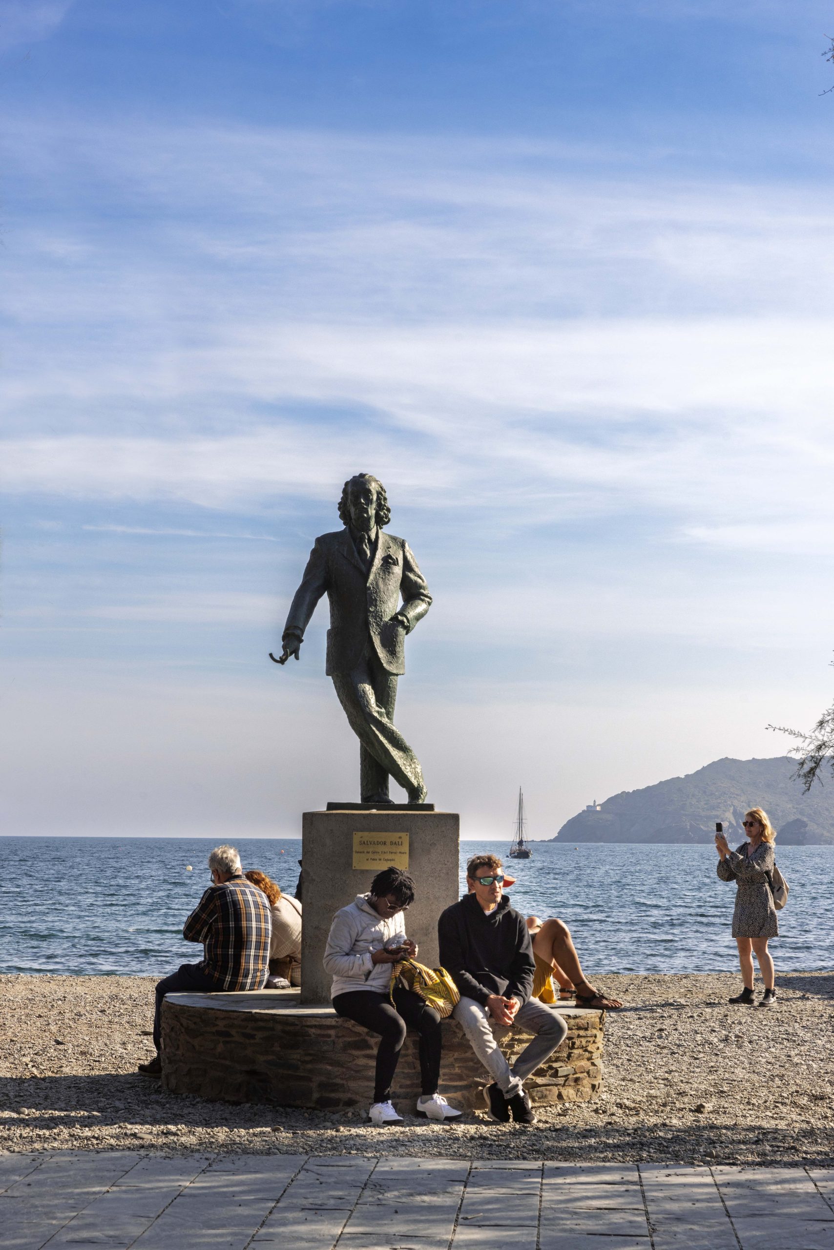 Estatua de Dalí en la costanera de Cadaqués.