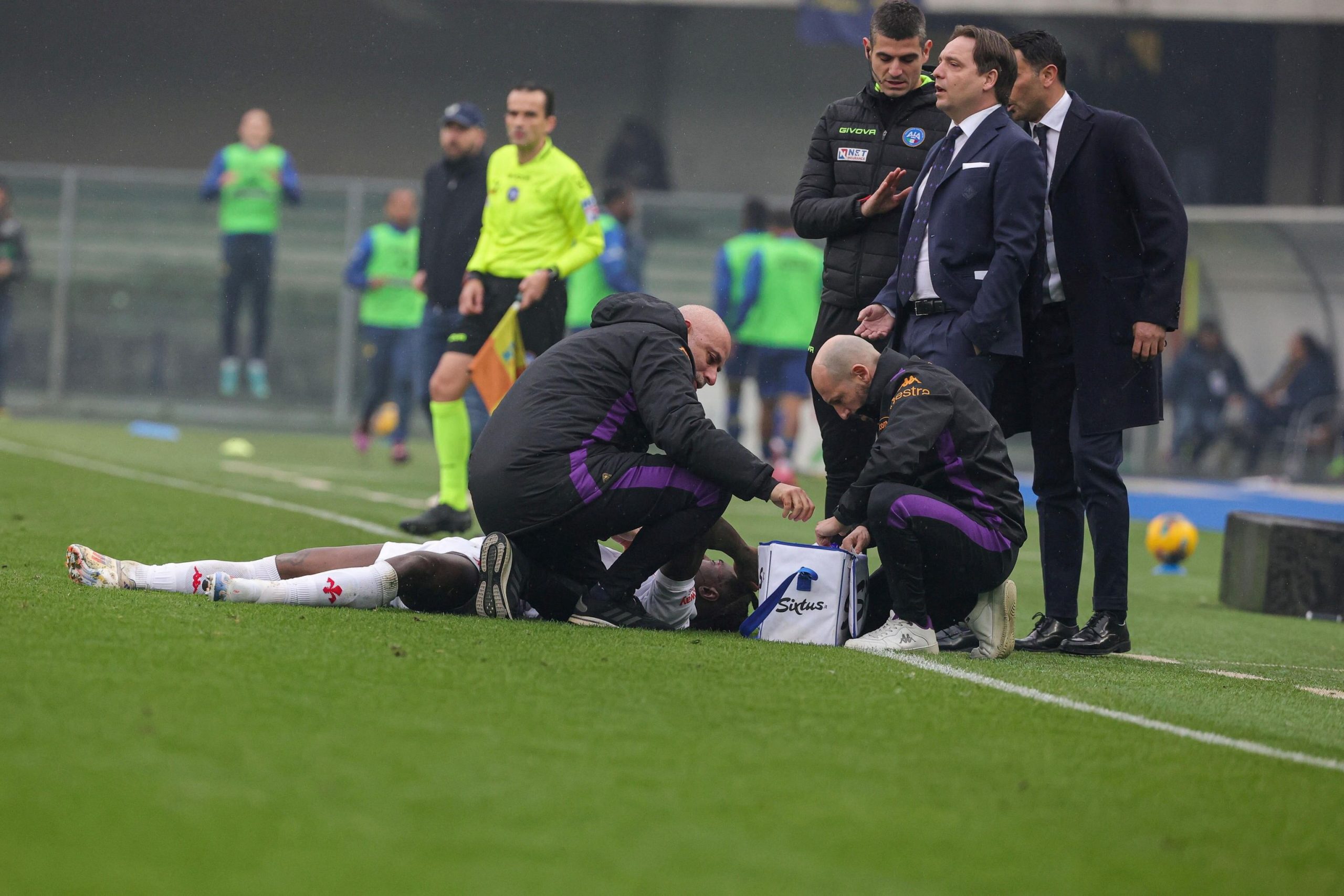 Kean protagonizó unos minutos de terror para el Fiorentina, que hace menos de tres meses vio cómo el italiano Edoardo Bove sufrió una paro cardiorrespiratorio. (AFP)