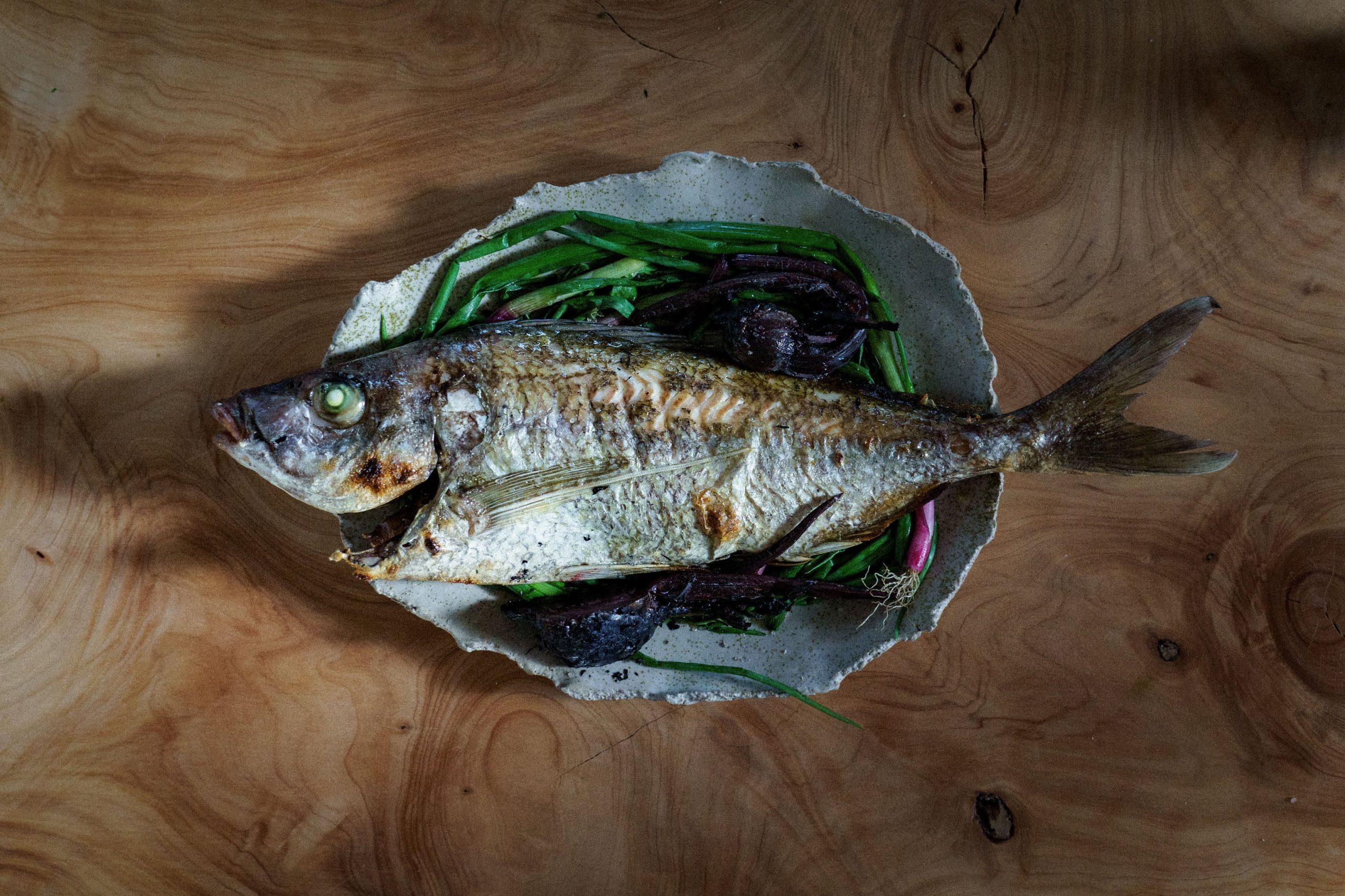 Se embarcan en las costas cercanas, en kayak o bote, capturan con anzuelo, limpian con agua de mar y cocinan la pesca.