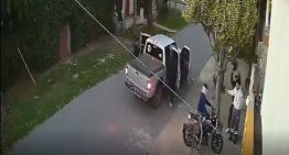 Video impactante: delincuentes le apuntaron con un arma a un hombre, le robaron la moto y escaparon en una 4×4