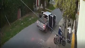 Video impactante: delincuentes le apuntaron con un arma a un hombre, le robaron la moto y escaparon en una 4×4