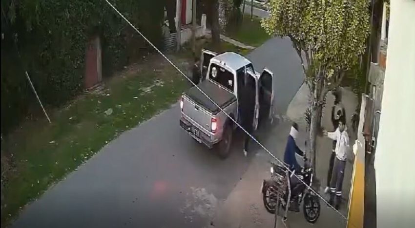 Video impactante: delincuentes le apuntaron con un arma a un hombre, le robaron la moto y escaparon en una 4×4