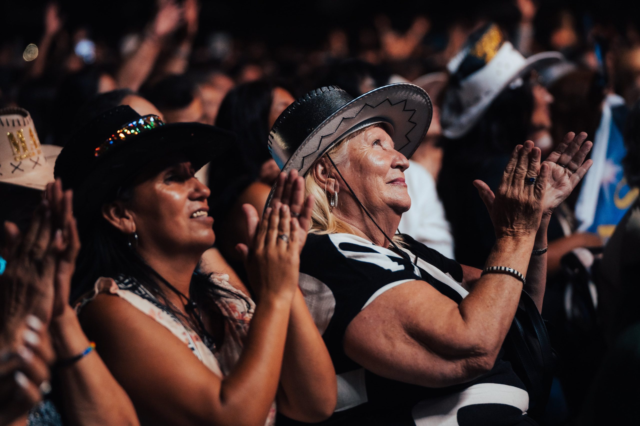 Muchos sombreros entre las fans de Marco Antonio Solís, que vieron su recital en GEBA