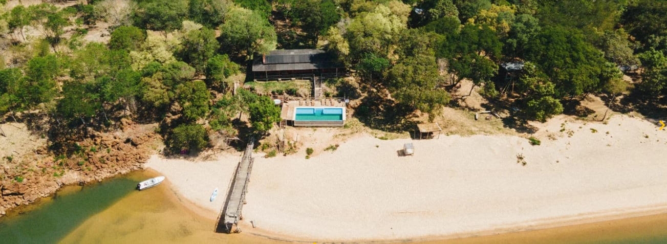 Las casas tienen vista al río Paraná, con una playa exclusiva para los visitantes del lugar