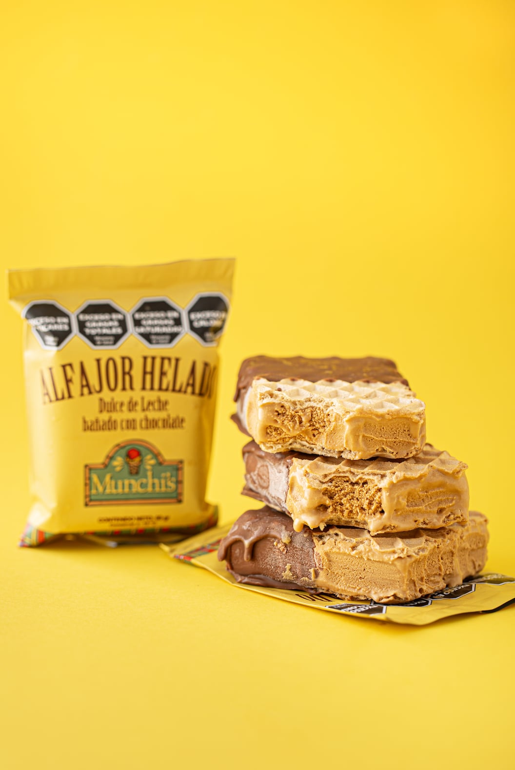 El alfajor helado de Munchi's es de obleas, relleno de helado de dulce de leche y bañado en chocolate.