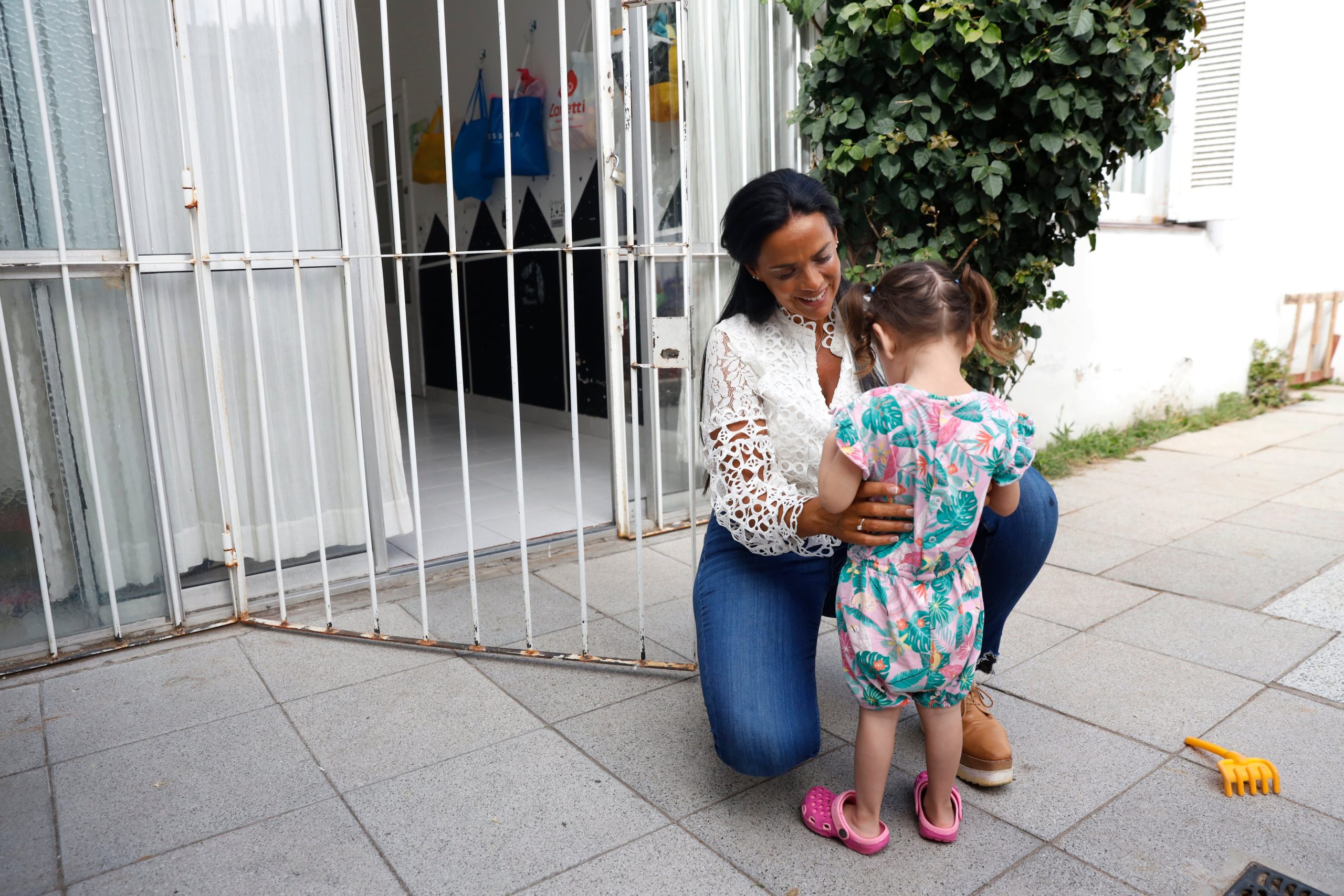 Gisell Continanzia, titular del hogar Mahatma dedicado a bebés que están separados de sus familias por situaciones de violencia o abandono, habla con una de las pequeñas