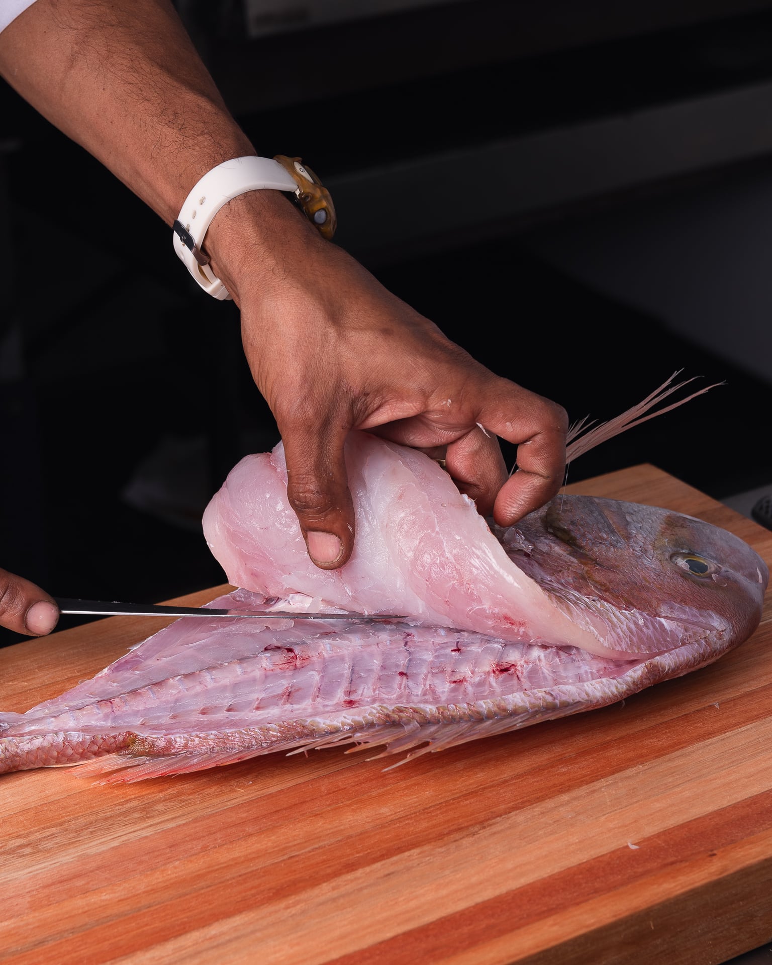 En Mar de Fondo trabajan las piezas capturadas en el día. Besugo, palometa, corvina, pejerrey, pescadilla, palometa, son algunas de las variedades que el mar ofrece en esta época del año cerca de la costa.