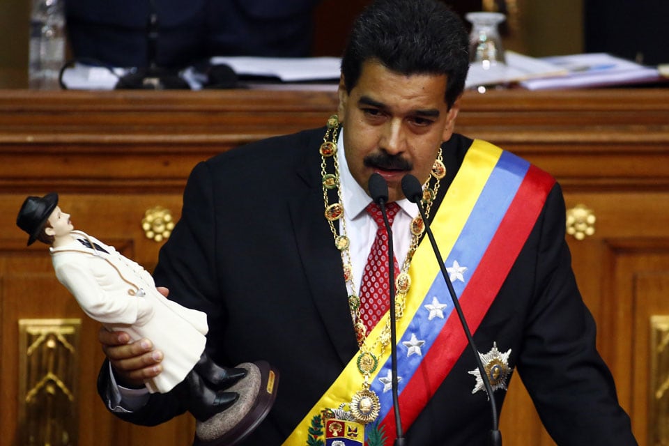 Maduro en una asamblea, con la figura de José Gregorio Hernández que le regaló a Cristina Kirchner