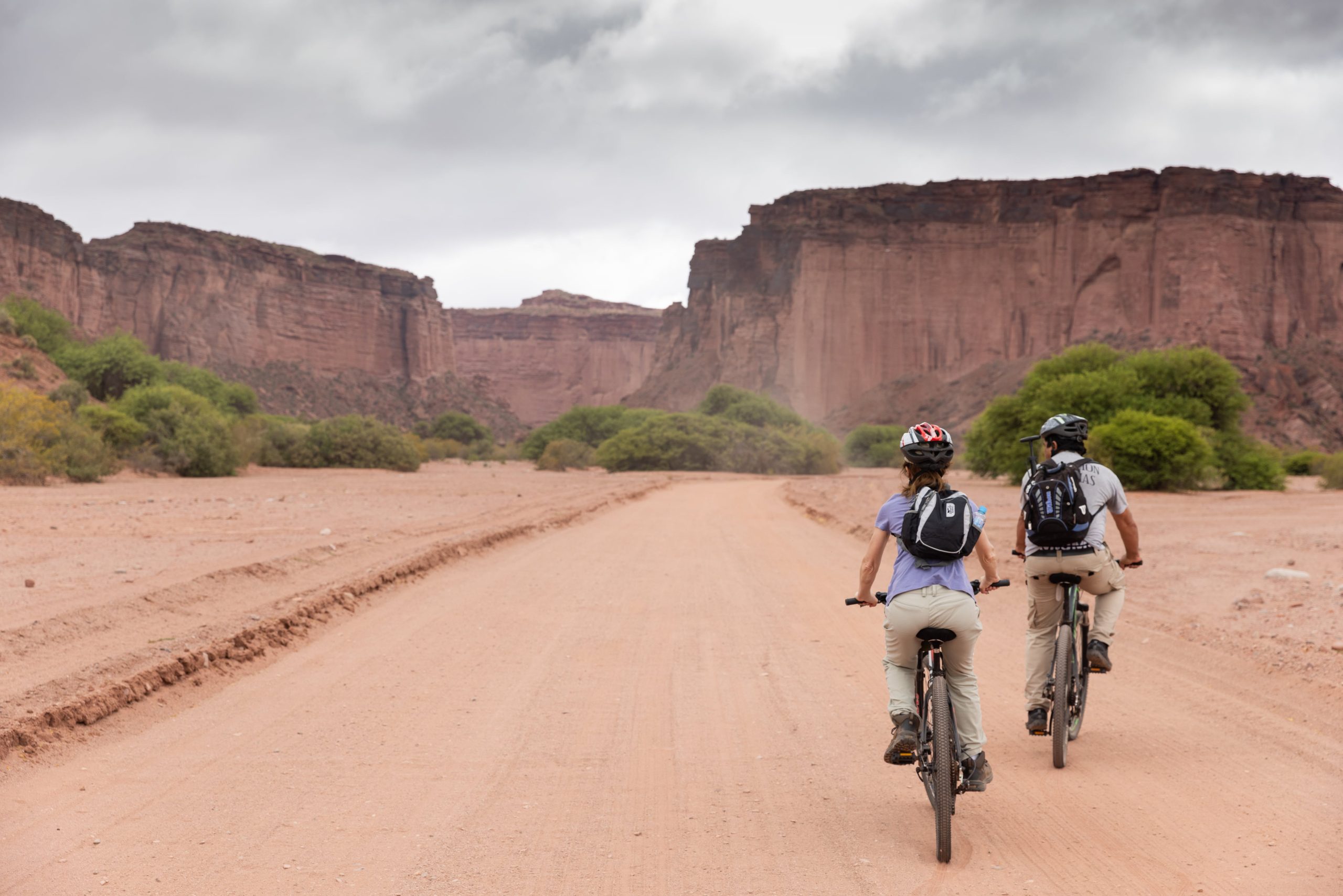 Lucas Páez guía las visitas en bici por el Cañón de Talampaya.