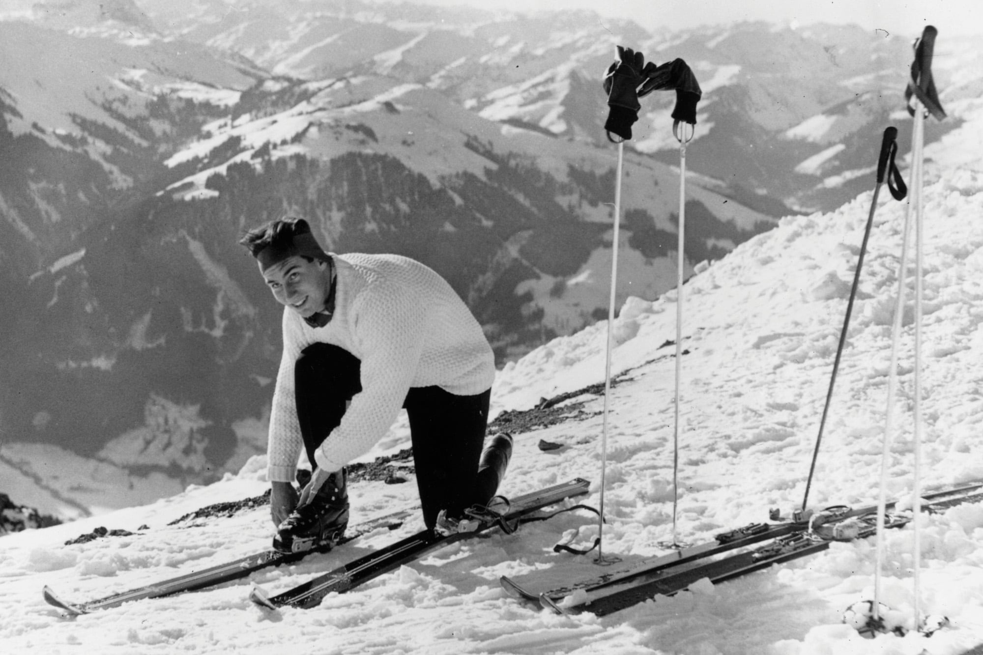 El Aga Khan ajustándose un esquí durante un viaje a Kitzbühel, en diciembre de 1957.