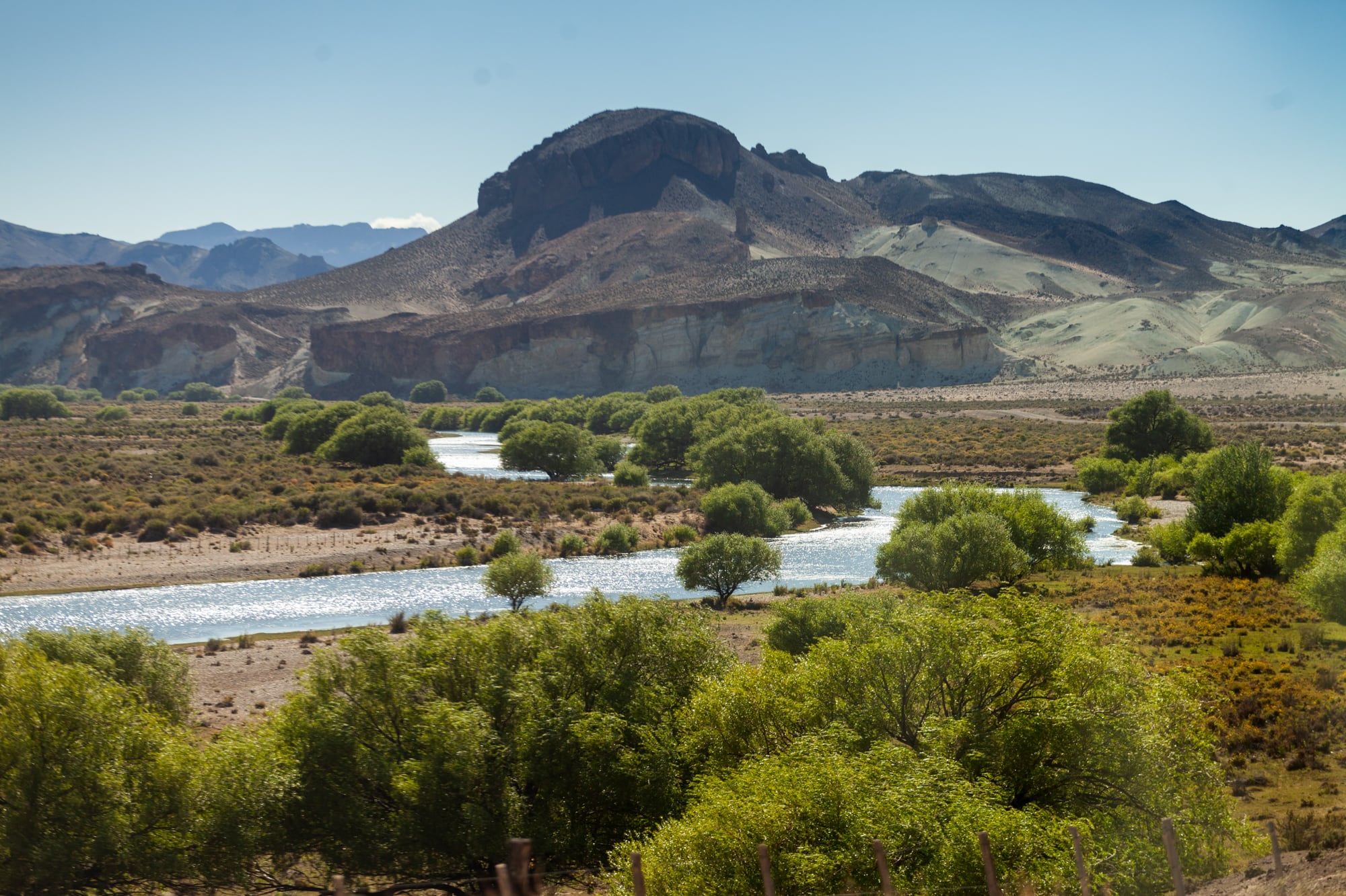 El río Chubut corta al medio la aridez de la estepa.