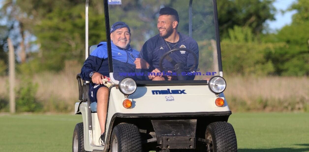 Diego Maradona junto a Fatura Broun recorriendo el Predio de Gimnasia. (Foto: Jorge Broun)