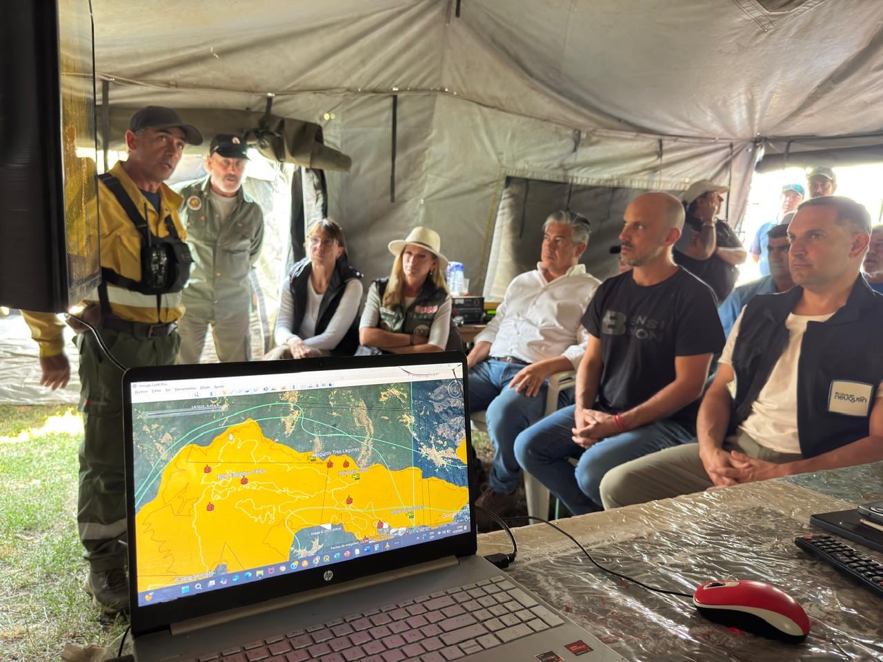 El gobernador de Neuquén, Rolando Figueroa, en el centro de operaciones del Parque Nacional Lanín