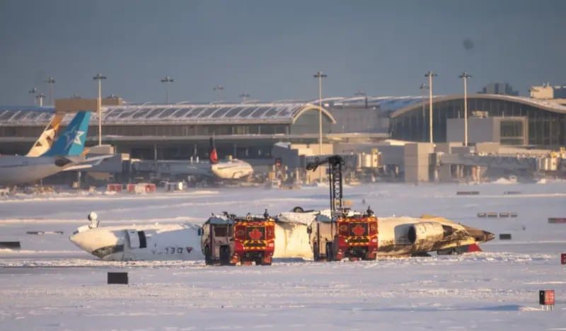 Cómo sobrevivieron los pasajeros del avión que volcó al aterrizar en Toronto y por qué el diseño de los asientos fue clave