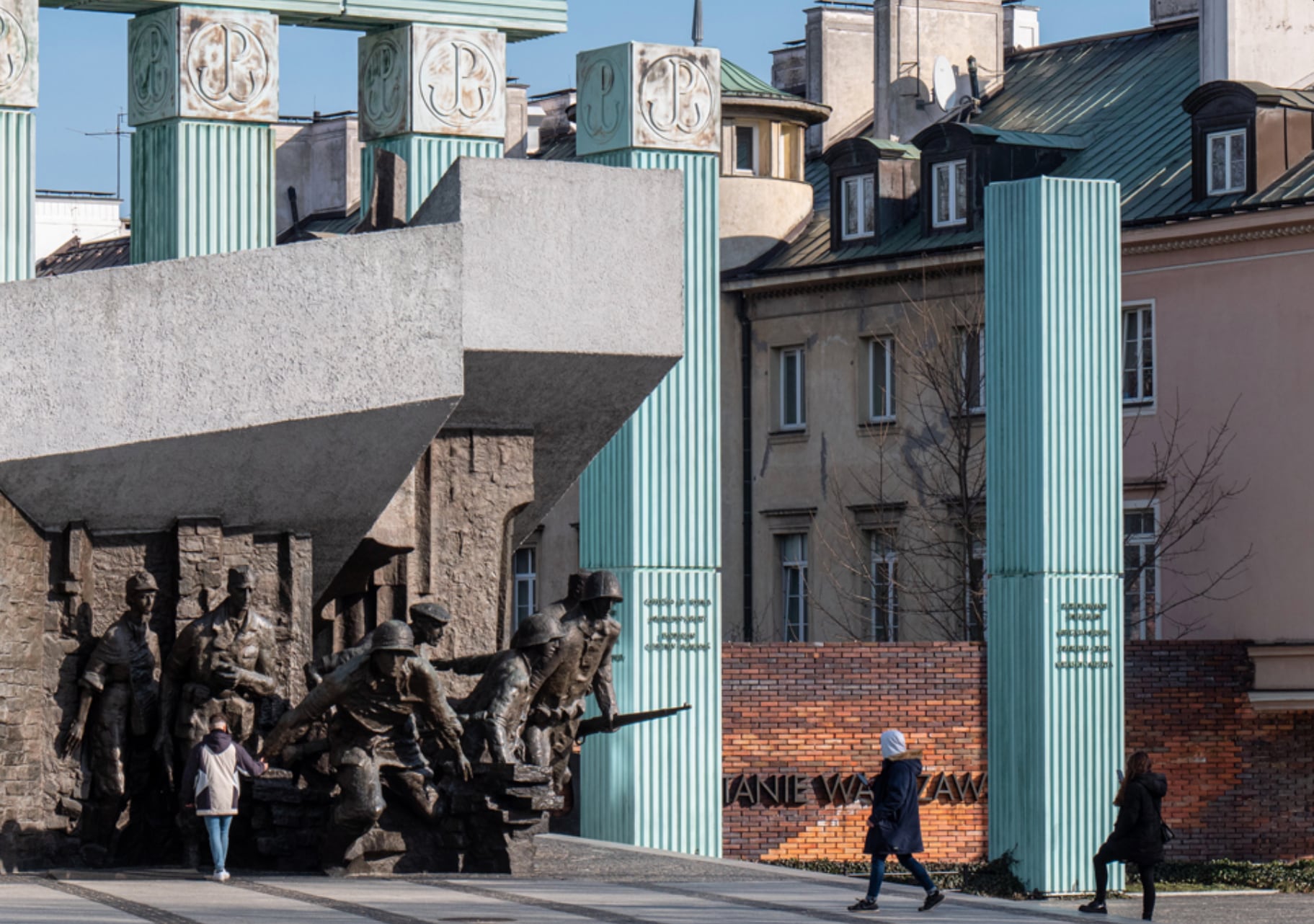 Monumento al Alzamiento dedicado a los combatientes judíos que se levantaron contra los nazis durante el Alzamiento de Varsovia de 1944. Está ubicado en la Plaza Krasiński.