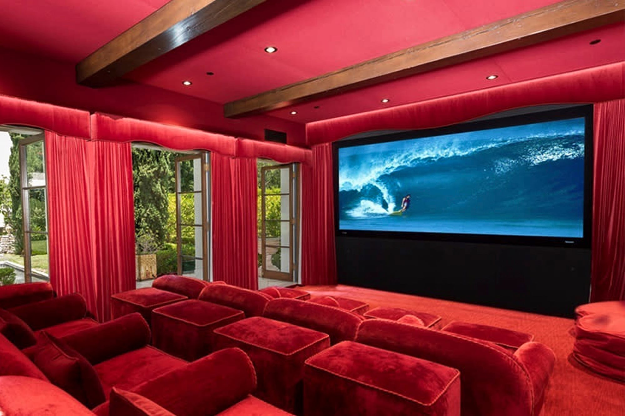 La sala de cine, ambientada con sus butacas y cortinas rojas