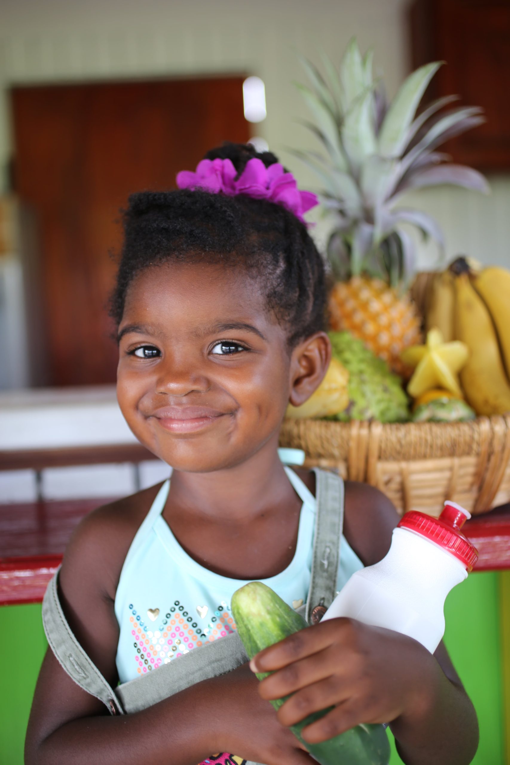 Sonrisas infantiles y frutas tropicales.