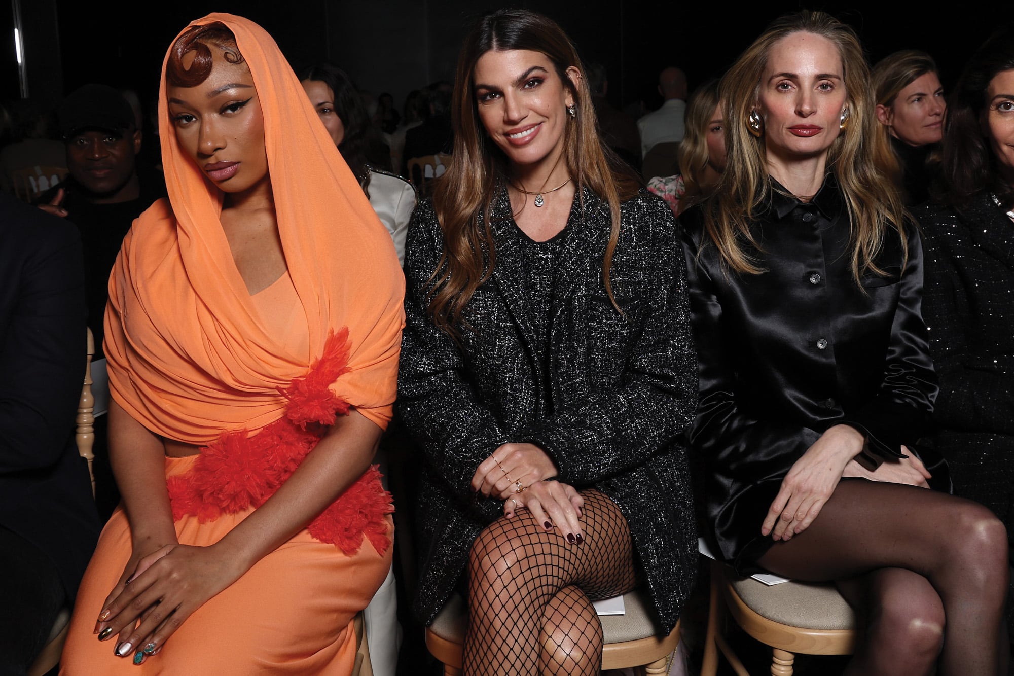 La rapera Megan Thee Stallion y las socialités Bianca Brandolini d’Adda y Lauren Santo Domingo, en el front row de Giambattista Valli.