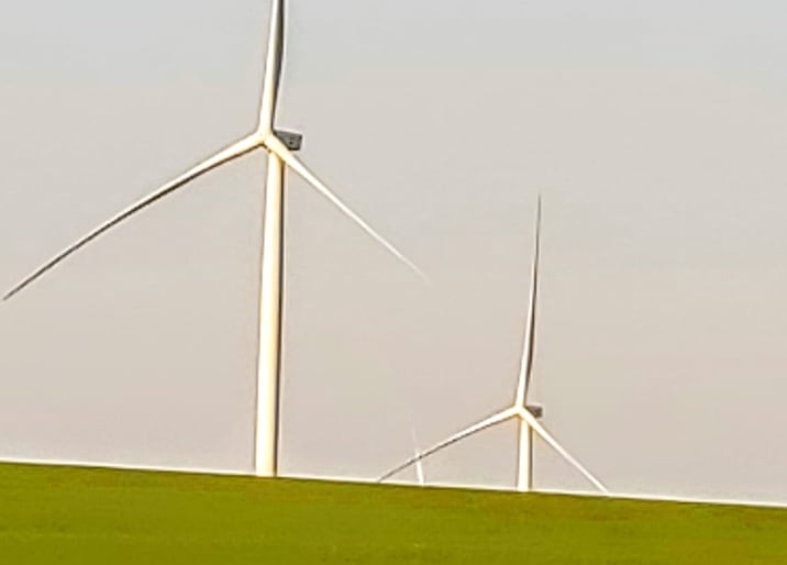 La energía que producen las palas con su movimiento pasa a una turbina, de ahí a la estación transformadora y finalmente a la red de alta tensión como energía renovable, limpia