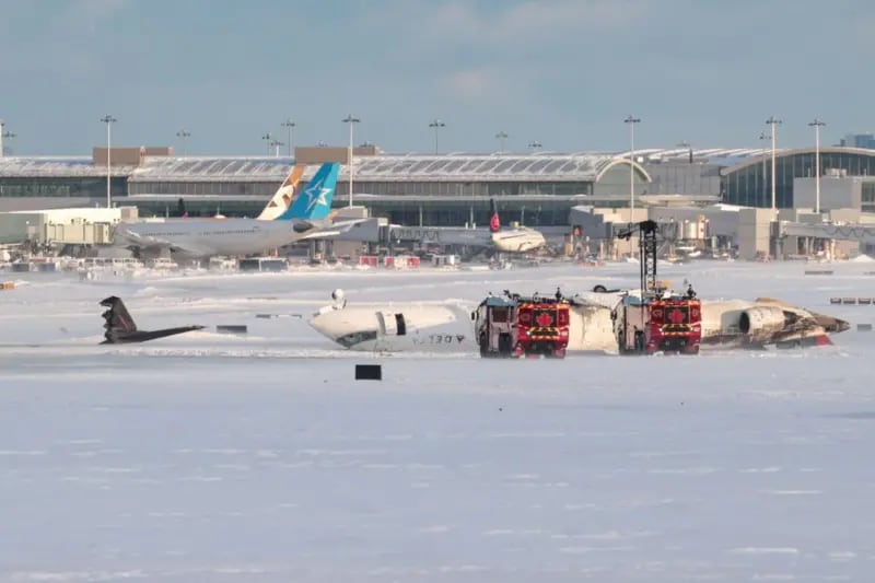 En la imagen se puede ver el desprendimiento de la cola y cómo el avión perdió el ala