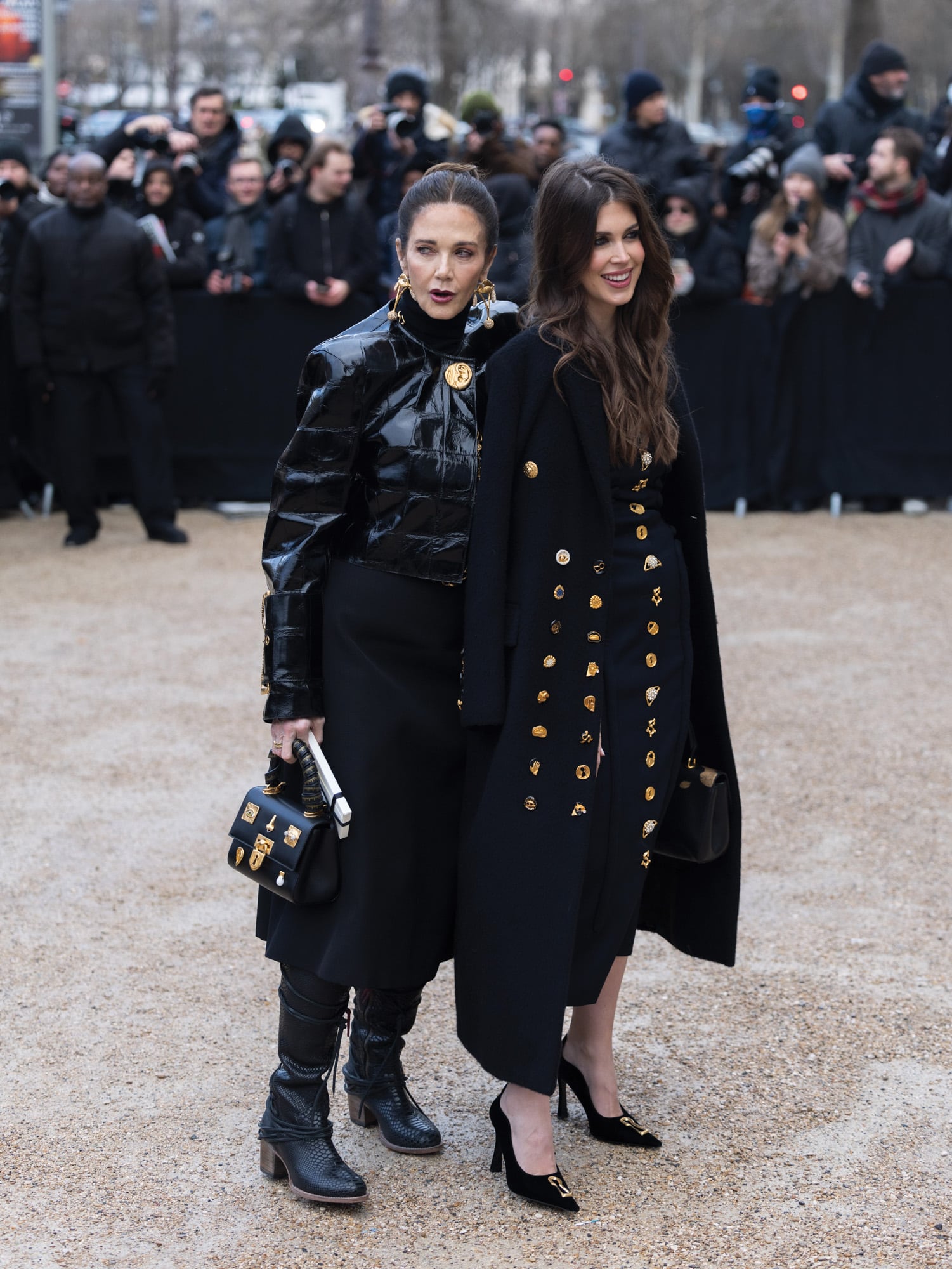 Lynda Carter, la icónica Mujer Maravilla, estuvo acompañada por su hija, la cantante Jessica Altman, y coordinaron cromáticamente sus looks.