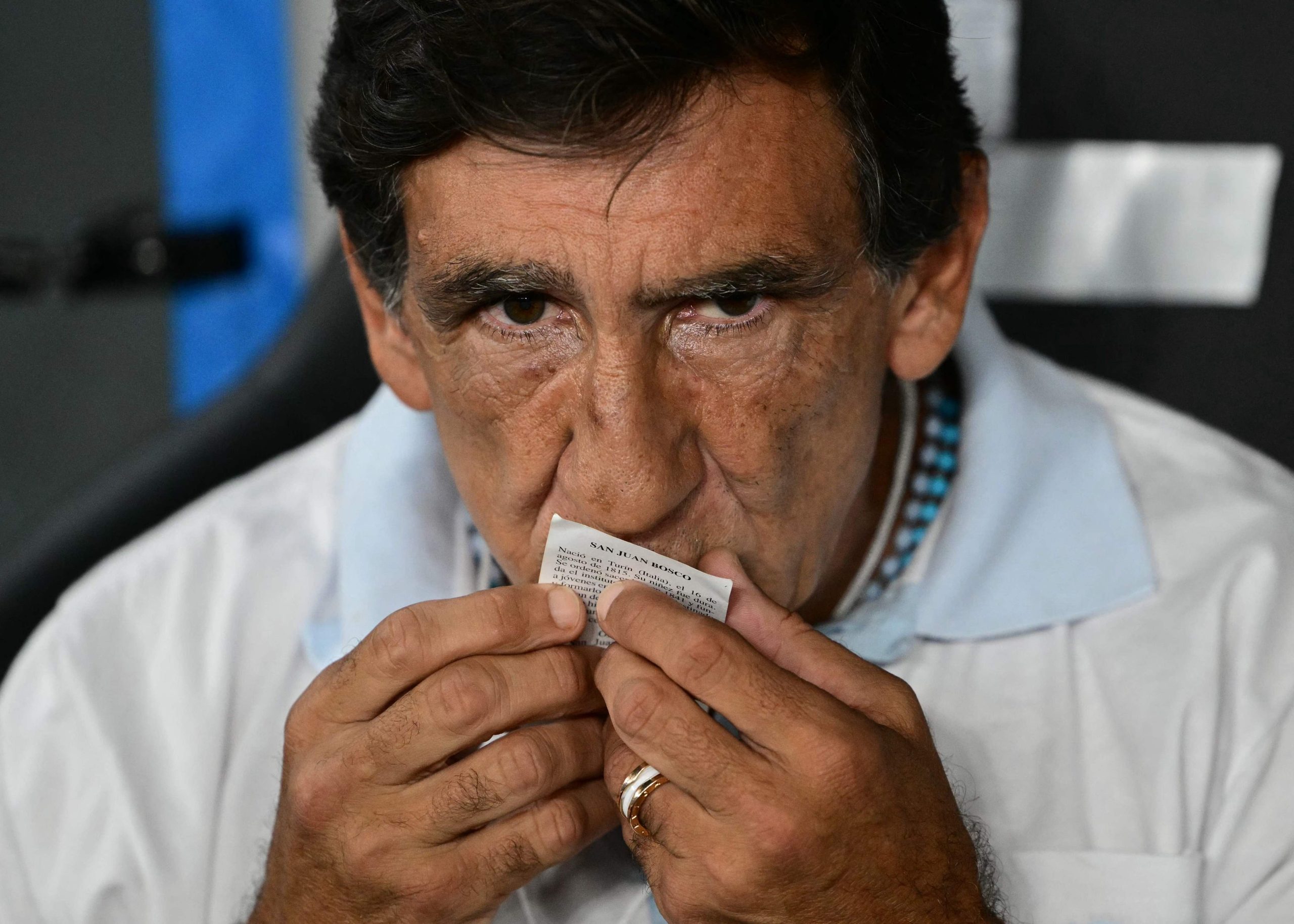 El entrenador de Racing, Gustavo Costas, besa una estampita; el DT vive intensamente el desenlace de la Recopa Sudamericana 