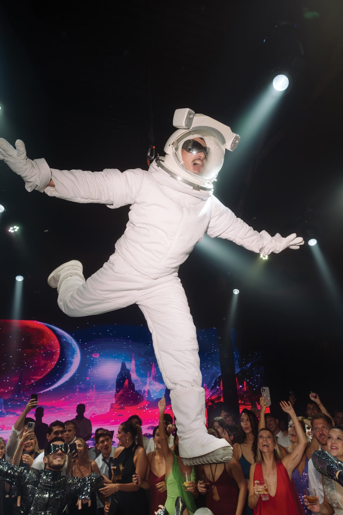 En pleno baile, un astronauta sorprendió a los invitados desde las alturas.