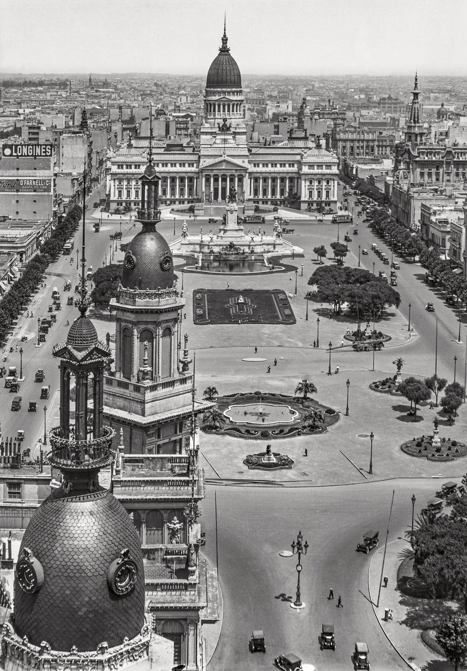 La Plaza del Congreso vista desde el Palacio Barolo. Se ven, en primer plano, las torres de La Inmobiliaria.