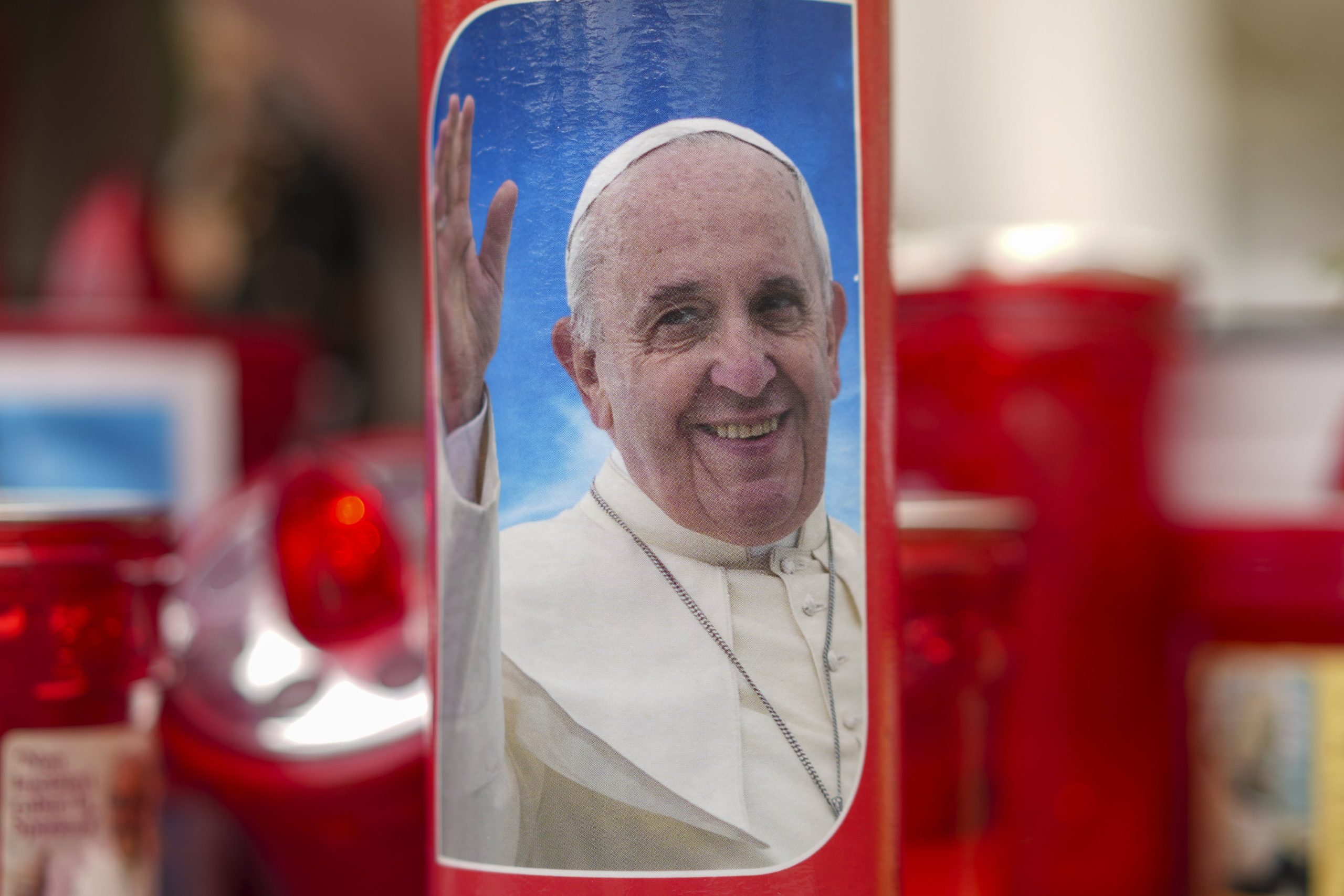 Se ven velas, una de ellas con la foto del papa Francisco, frente al Policlínico Agostino Gemelli en Roma, el viernes 14 de febrero de 2025