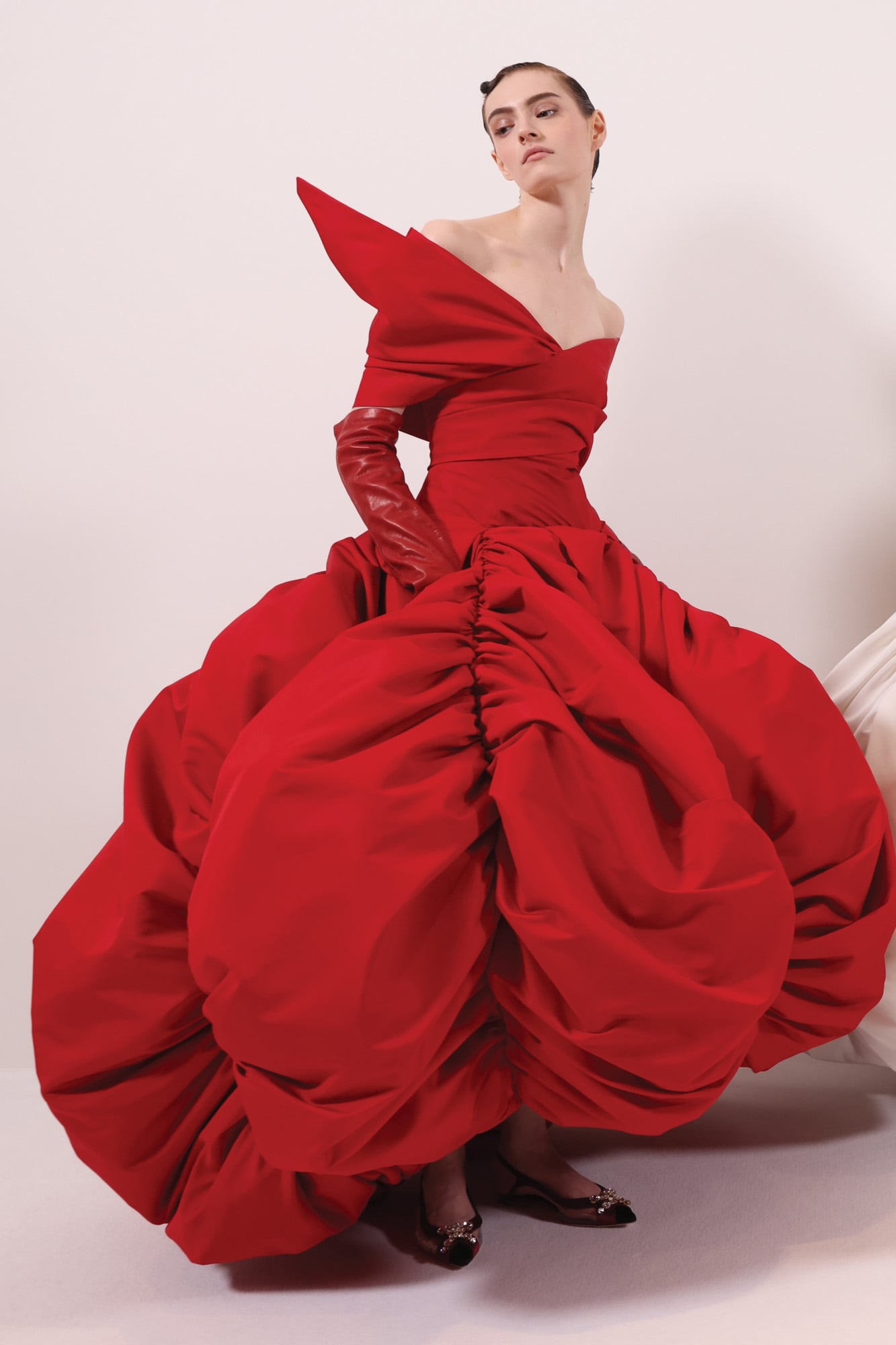 Una de las pasadas de Giambattista Valli, que abrió la Semana de la Moda de Alta Costura de París.