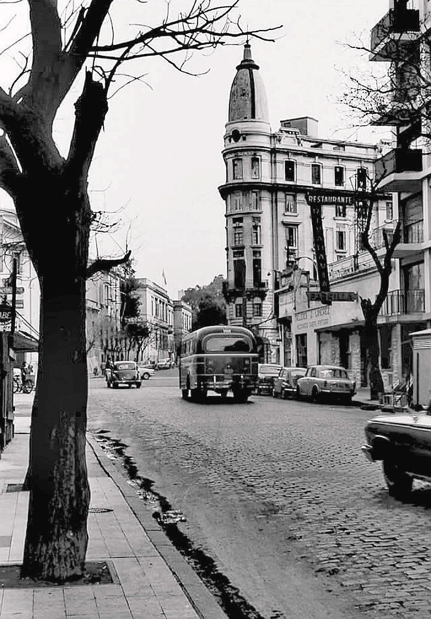 Esquina de Av. Las Heras y Sánchez de Bustamante (frente al Cemic), en cuya planta baja funcionó muchos años la farmacia Link.