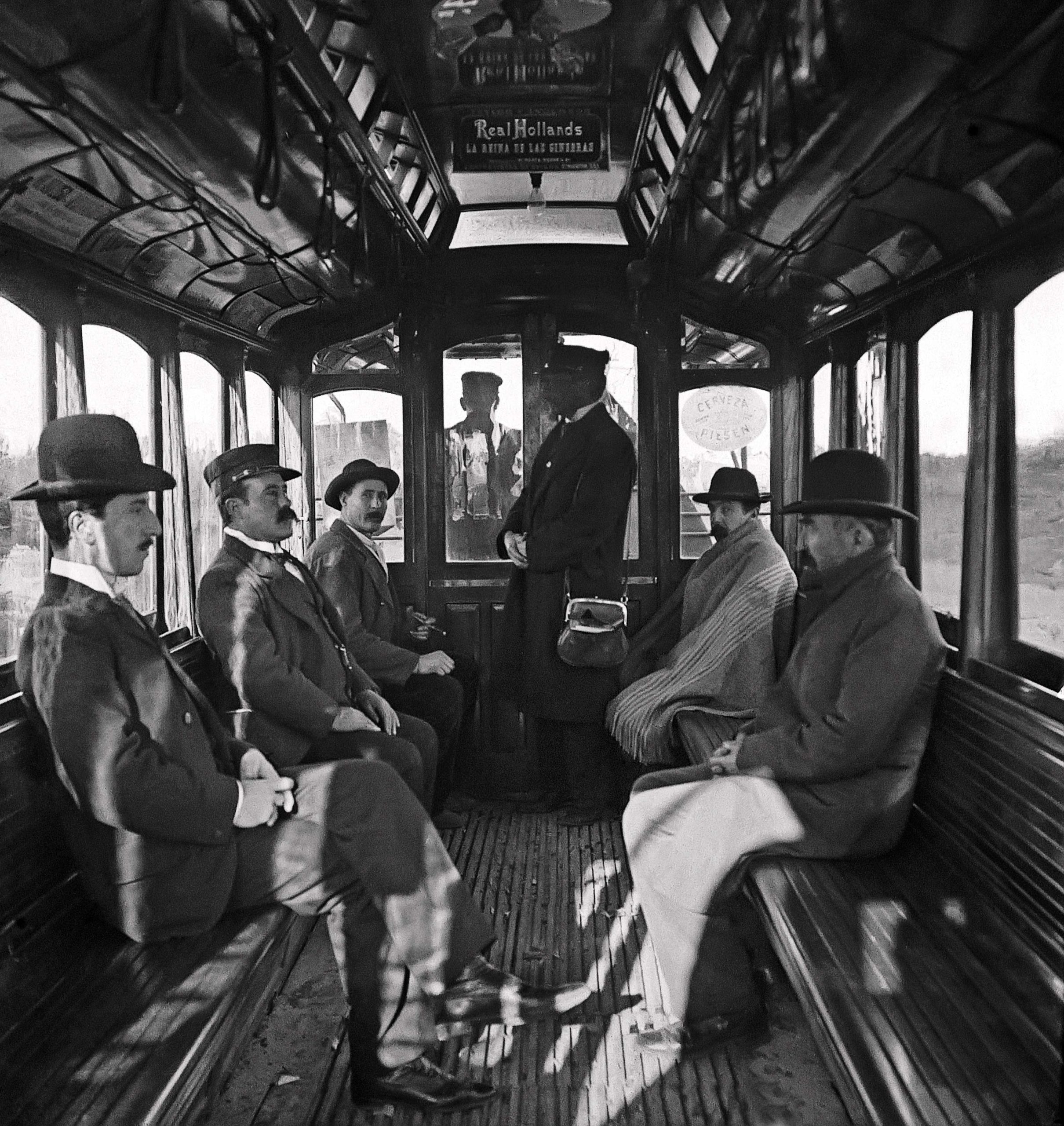 Interior de un tranvía a caballos, ca. 1895.