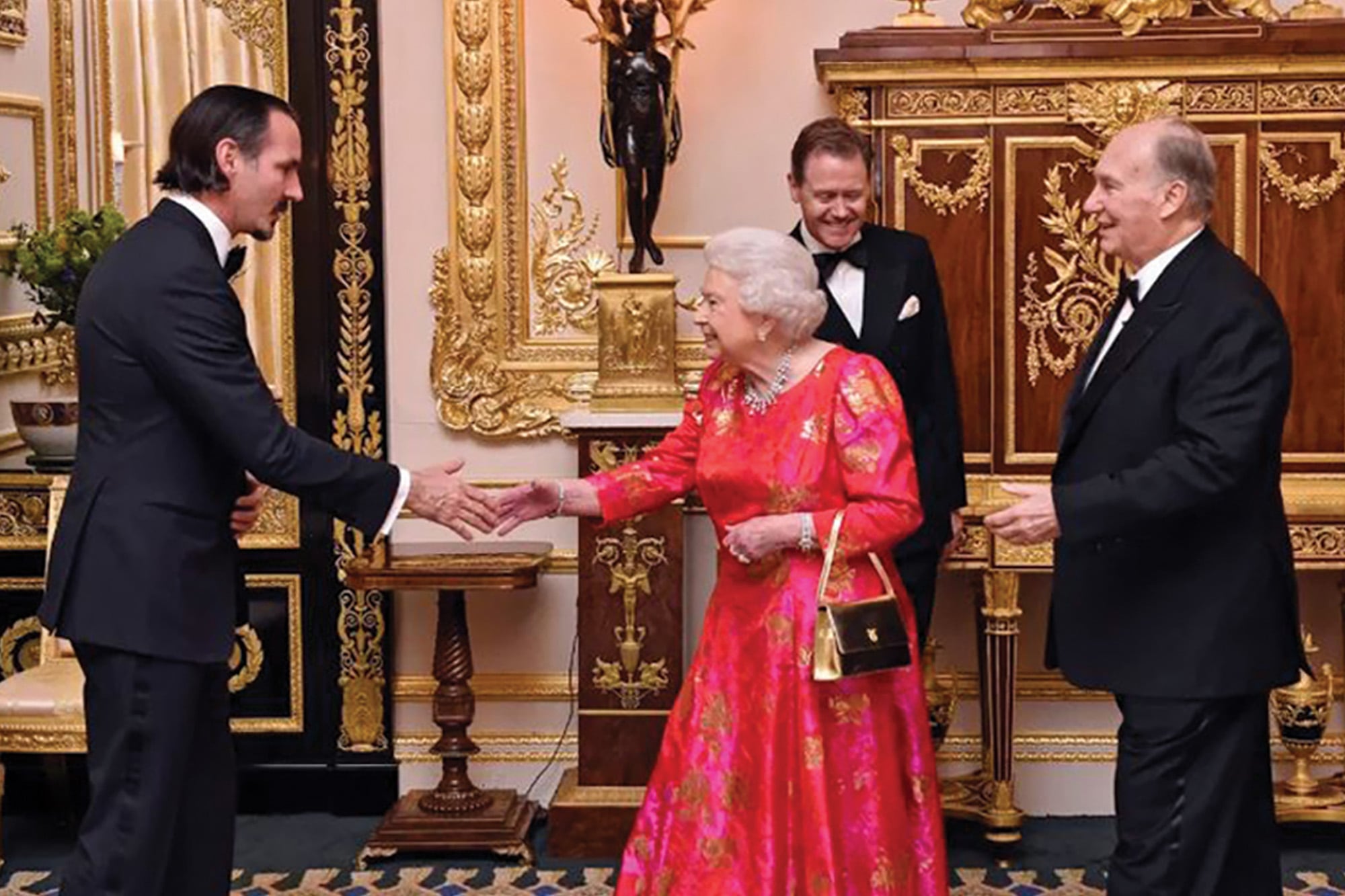 El encuentro del entonces príncipe Rahim (a la izquierda) y el Aga Khan IV (a la derecha) con la reina Isabel II, antes de la cena por el Jubileo de Diamante de la monarca británica, en 2018.