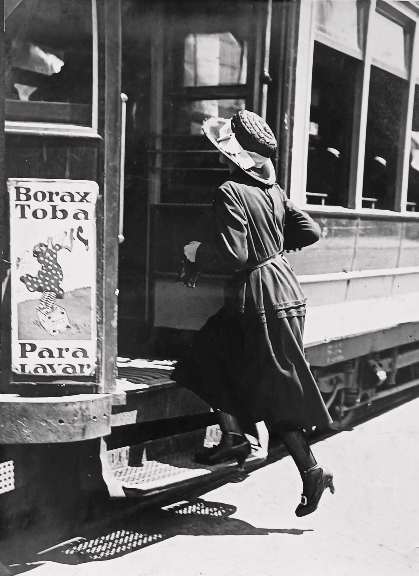 Joven con prisa sube a un tranvía, ca. 1920.