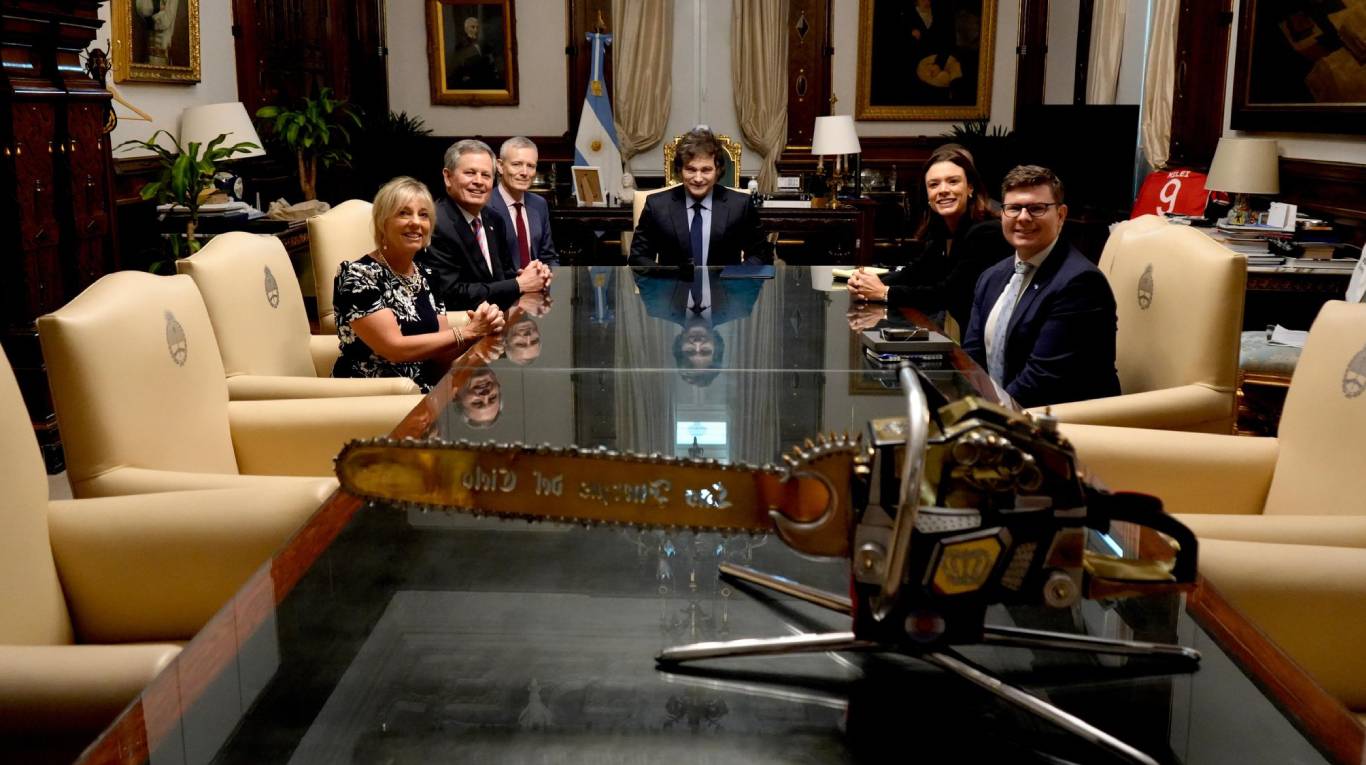 El presidente Javier Milei recibió en Casa Rosada al senador republicano de los Estados Unidos, Steve Daines, y su comitiva. (Foto: X @OPRArgentina)