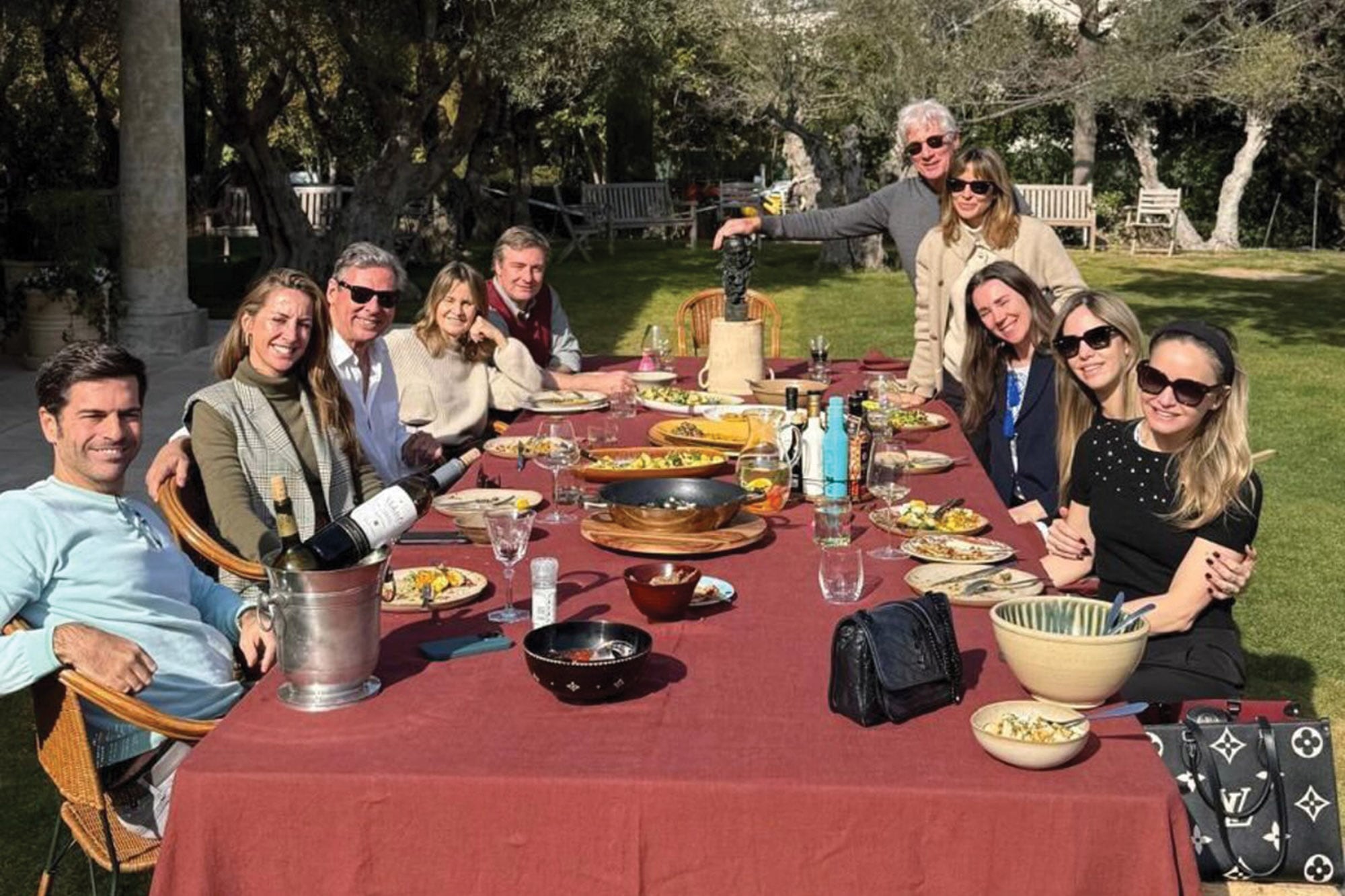 En su casa, Richard y Alejandra Gere comparten su felicidad por el Goya Internacional con sus seres queridos. 