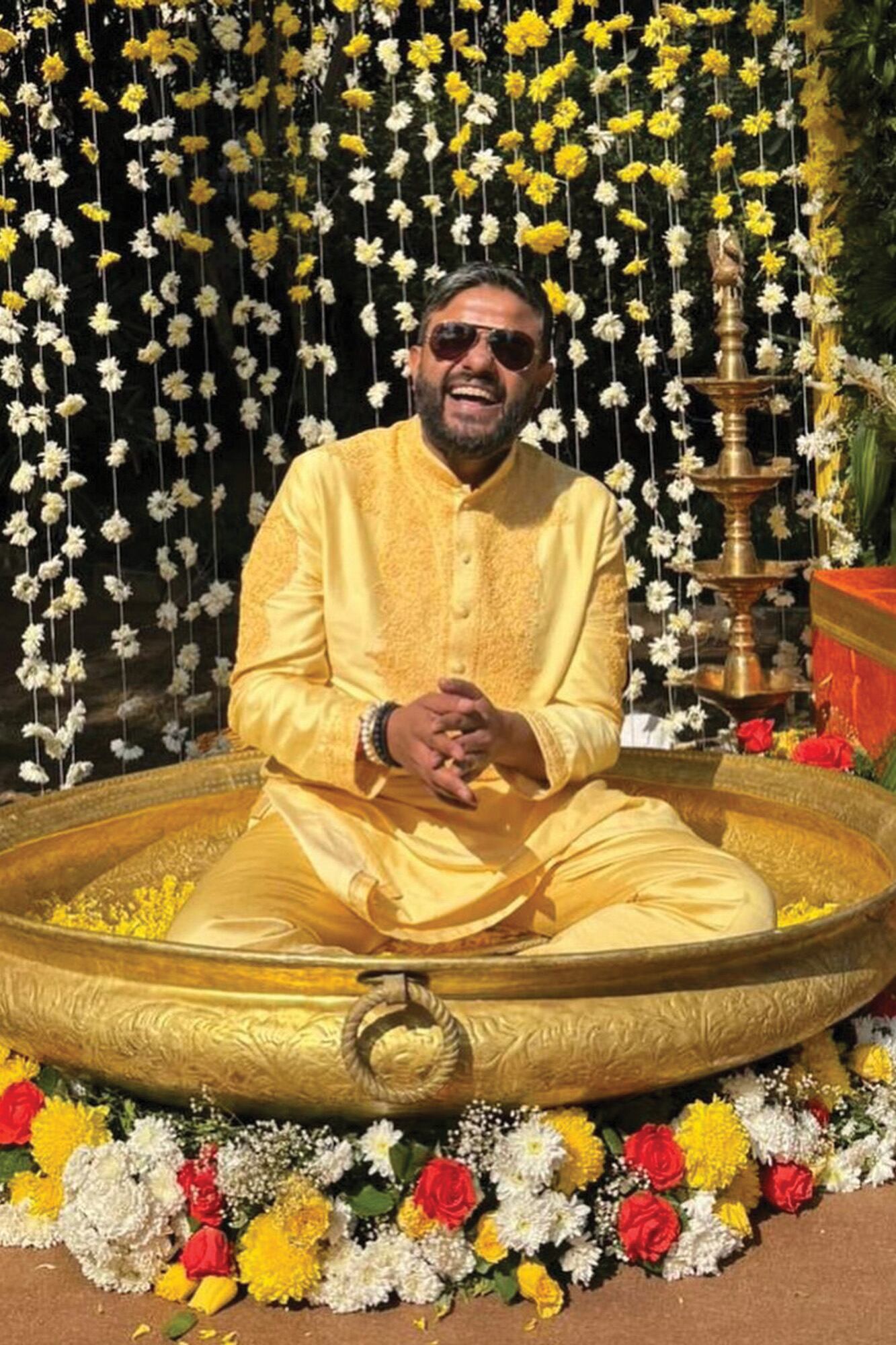 Siddharth en un cuenco gigante durante la ceremonia haldi. 