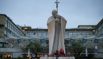 El Papa está sin fiebre pero sigue la infección respiratoria y le prescribieron “reposo absoluto”