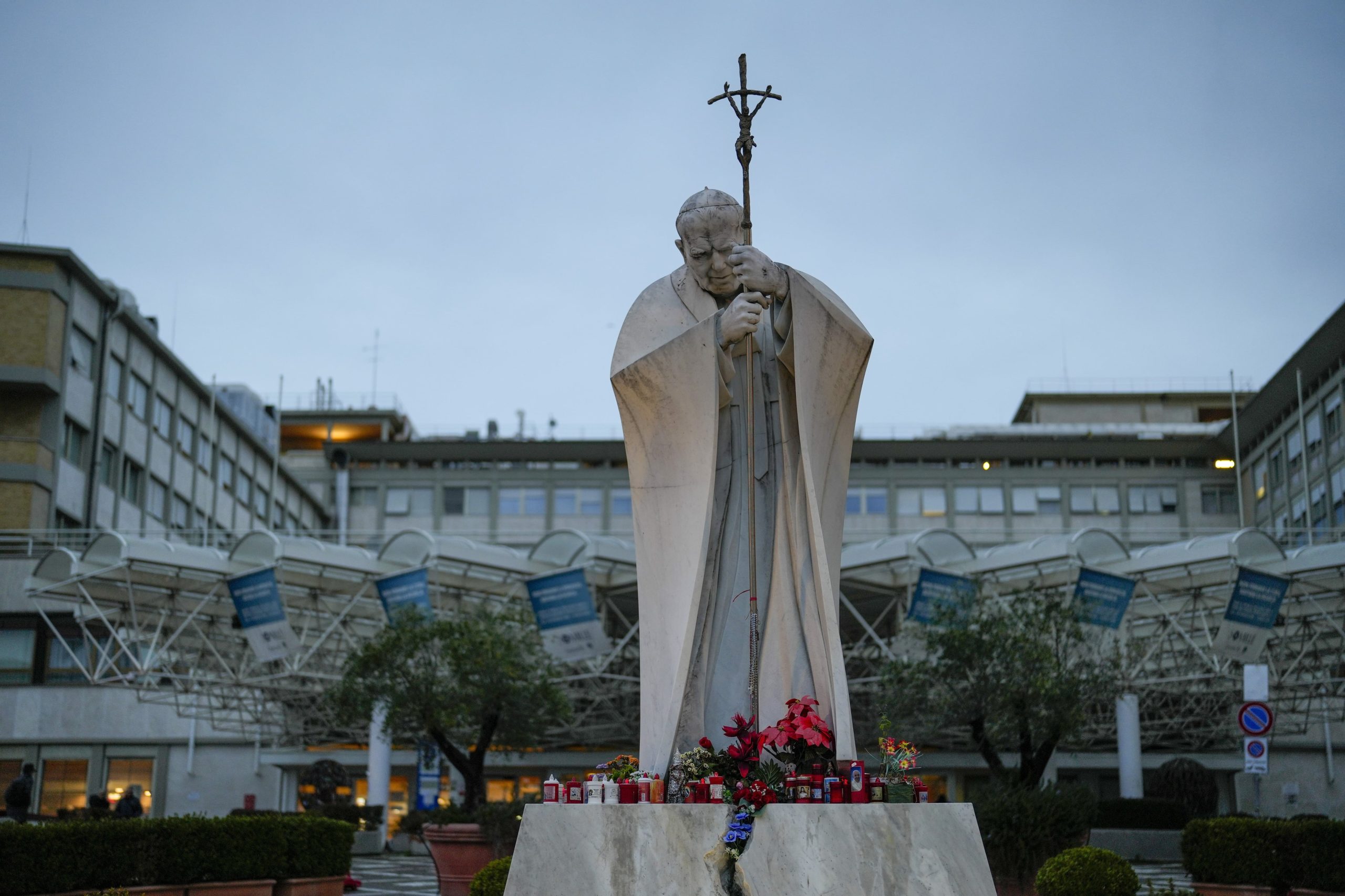 Una estatua de mármol del difunto papa Juan Pablo II se encuentra de fondo en el Policlínico Agostino Gemelli en Roma, el sábado 15 de febrero de 2025