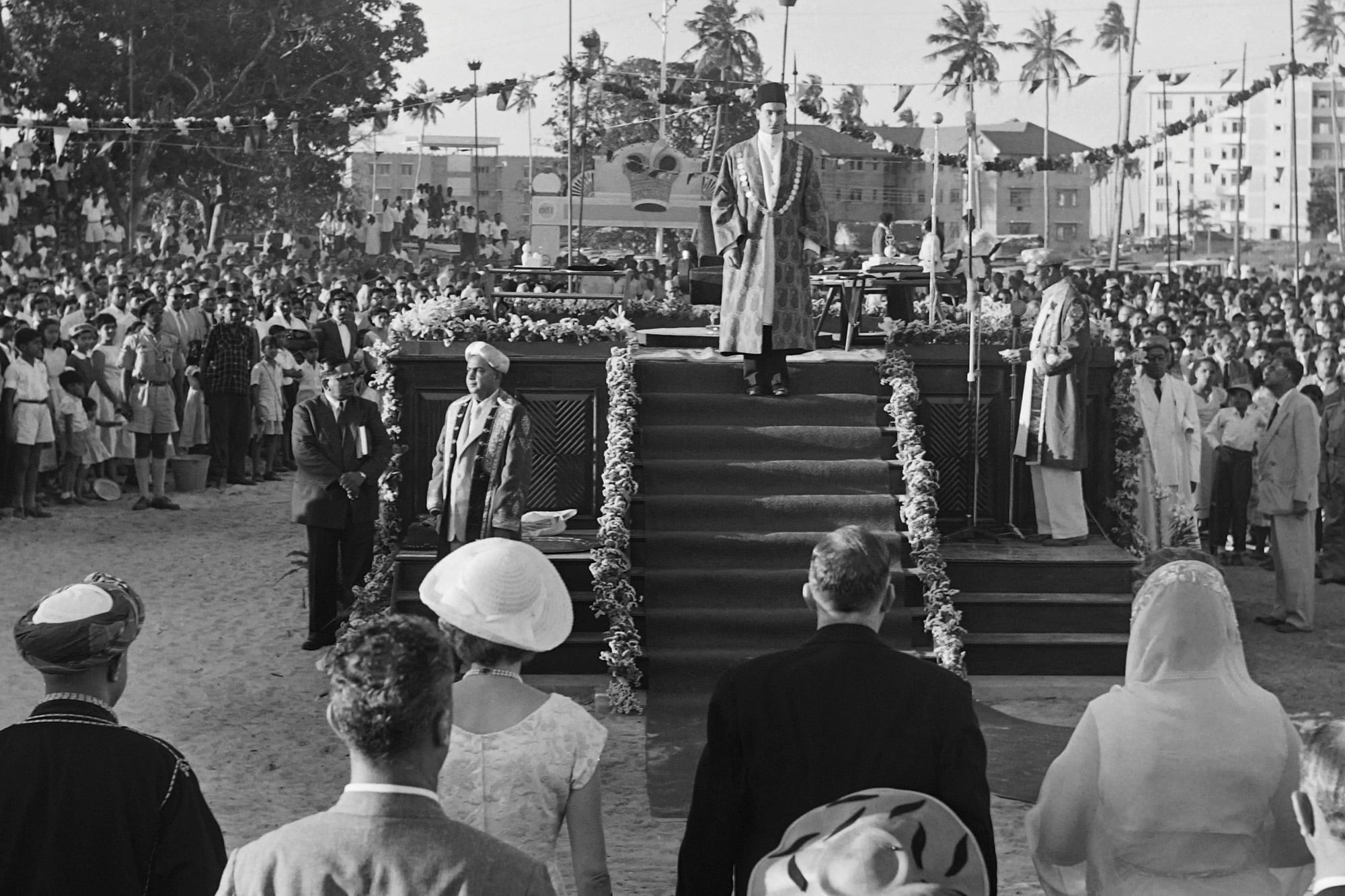 11 de julio de 1957. El príncipe arim Aga Khan es entronizado como el 49° Imán hereditario de la comunidad chií ismaelita en Dar es-Salam, Tanzania.