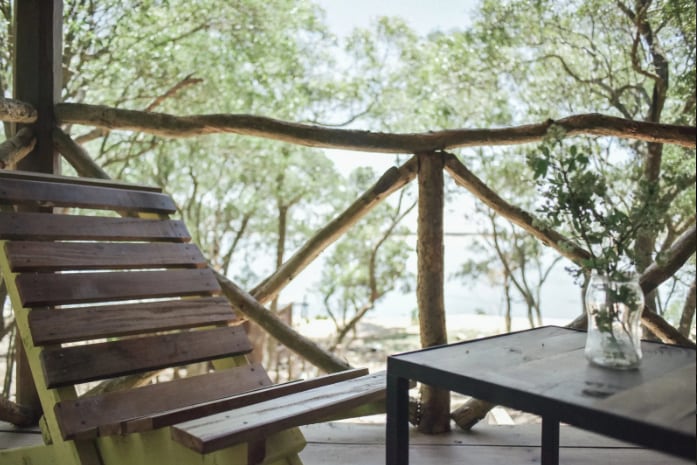 El lugar está rodeado de un bosque envolvente, con ciervos, carpinchos, yacarés, ñandúes, y una diversidad de aves, entre ellas, los tucanes