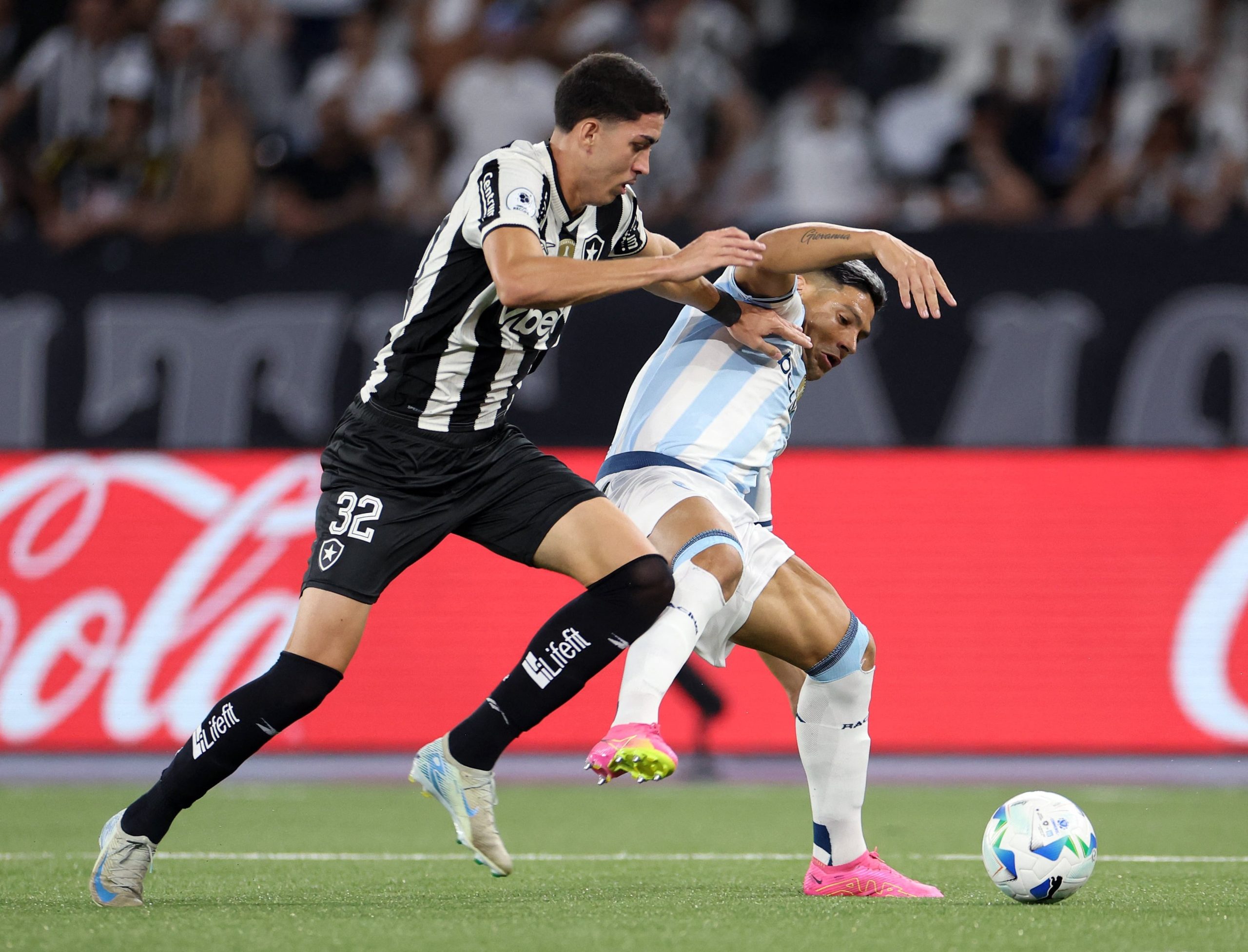 Botafogo vs Racing por la final de la Recopa del 2025.