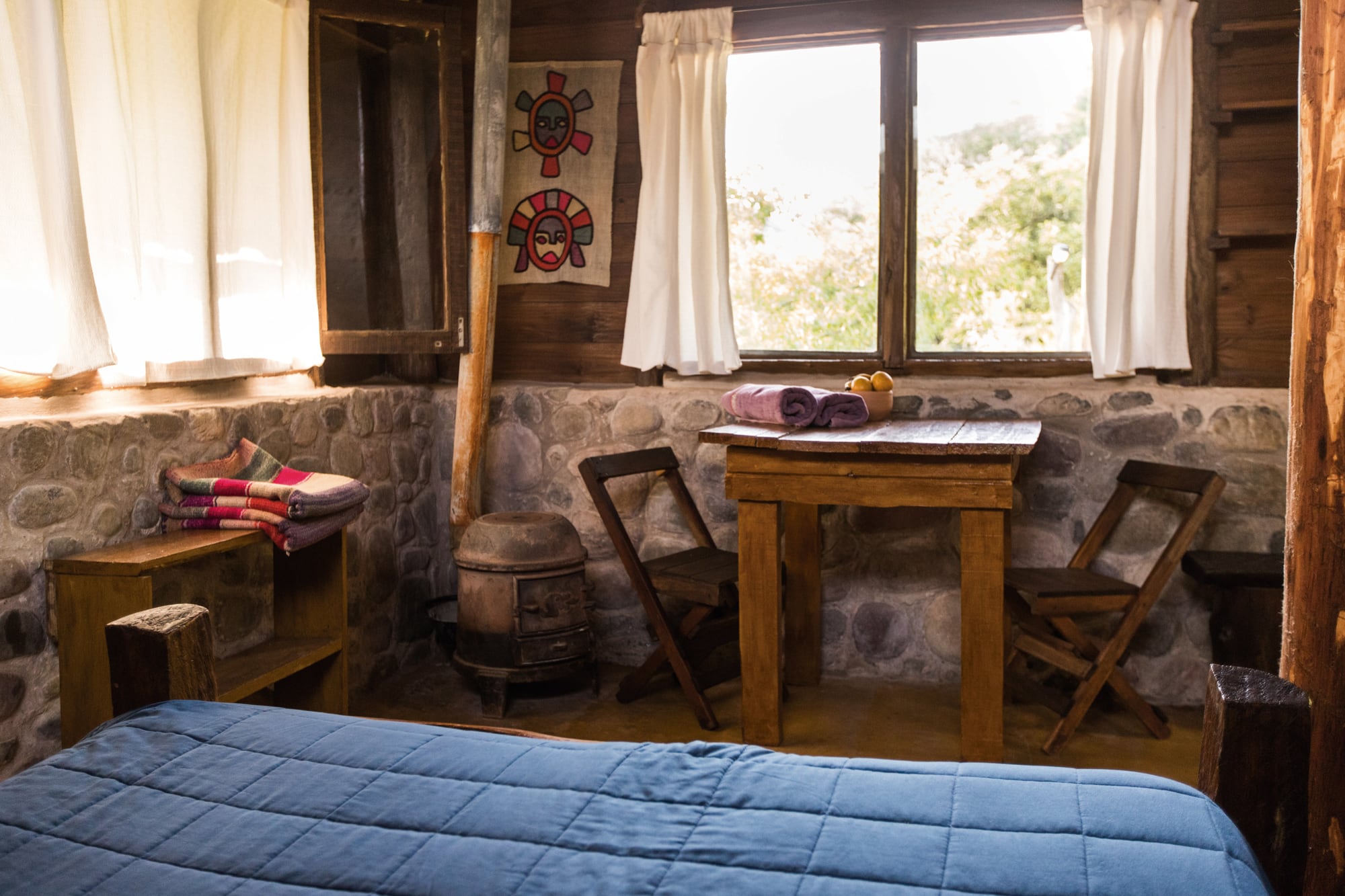 Interior de una de las cabañas de Aldea Luna.